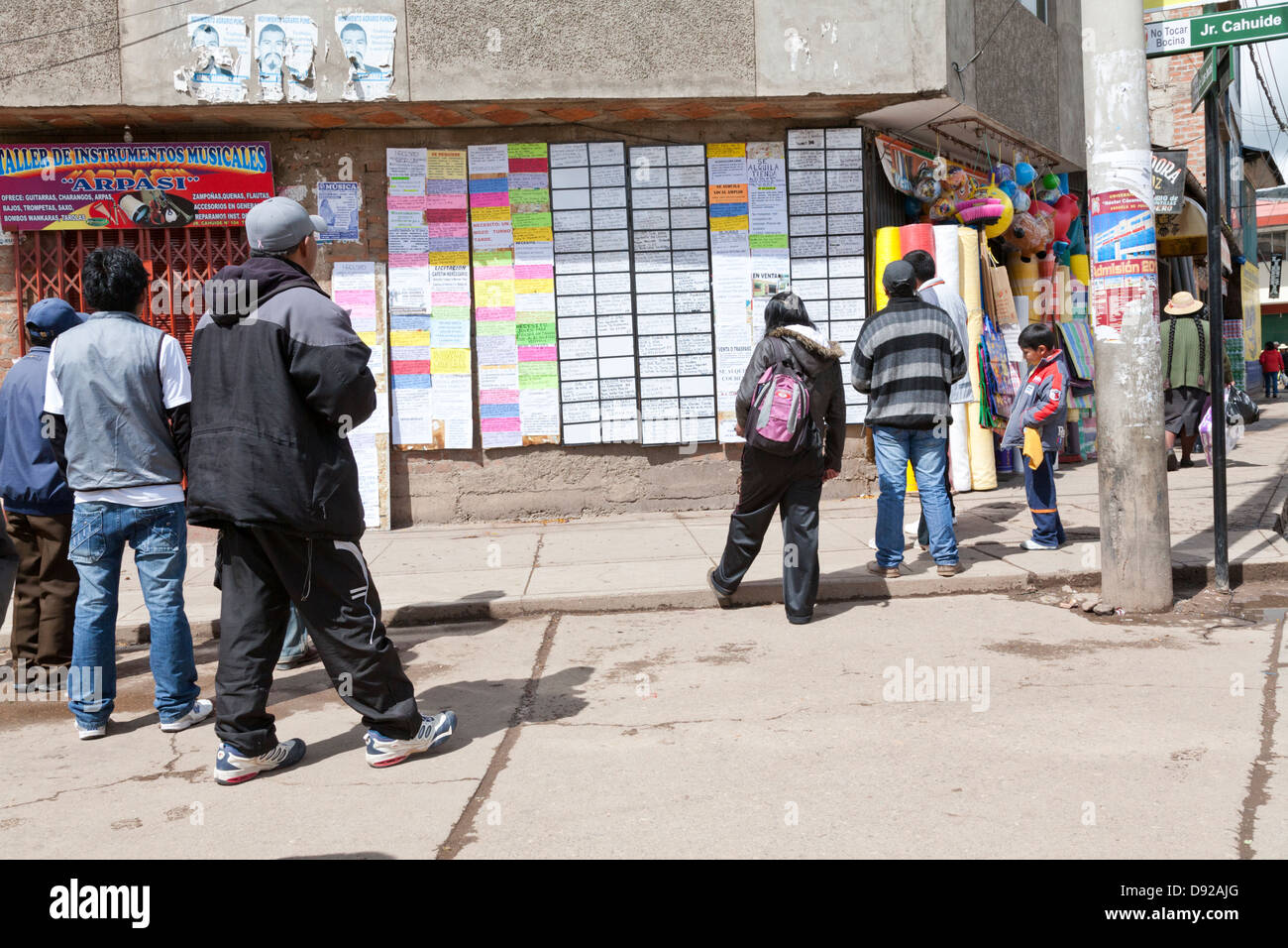 Lokalen Peruaner Überprüfung Schilder für Arbeitsplätze, Puno, peru Stockfoto