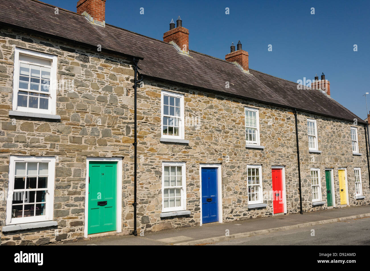 Stein-Cottages mit bunten Türen Stockfoto