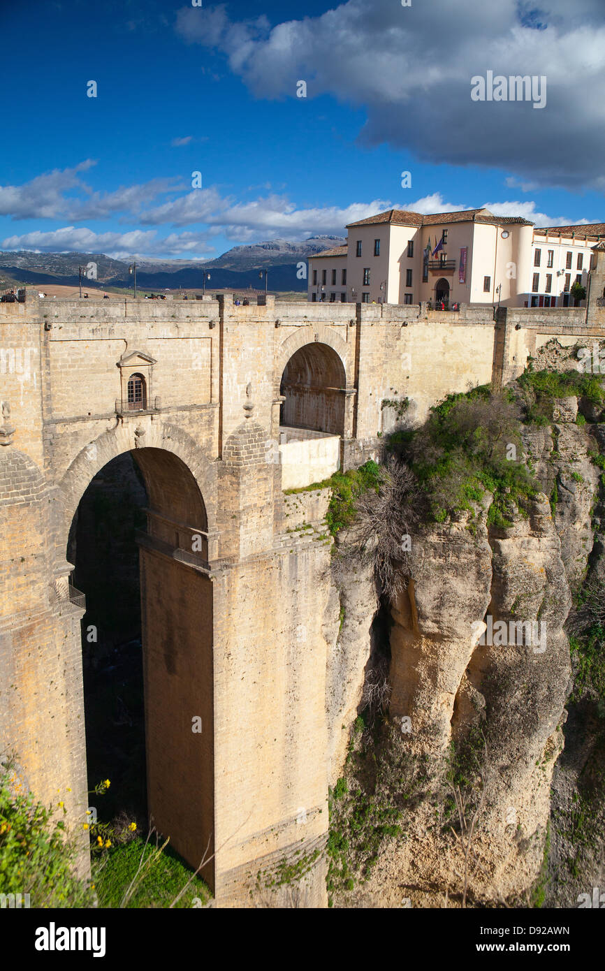 Ansicht der Gebäude in der Neustadt von anderen Seite der Brücke aus dem 18. Jahrhundert über die 300 ft Tajo-Schlucht in Ronda Spain Stockfoto