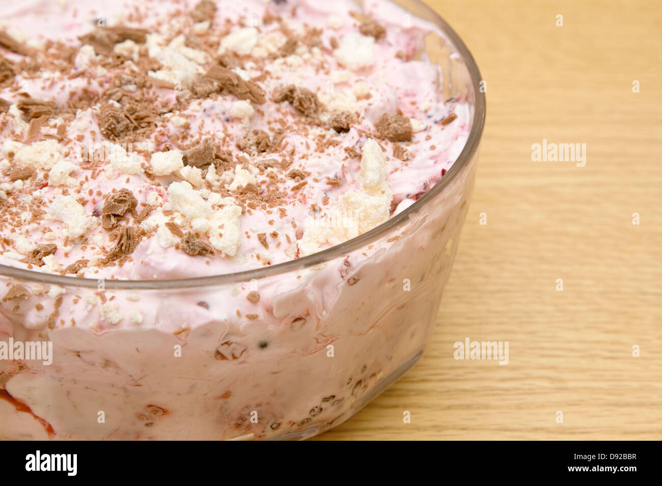 Eton Mess, gemacht aus gebrochenen Baiser, Sahne und Sommer Früchte, bestreut mit Schokolade Stockfoto