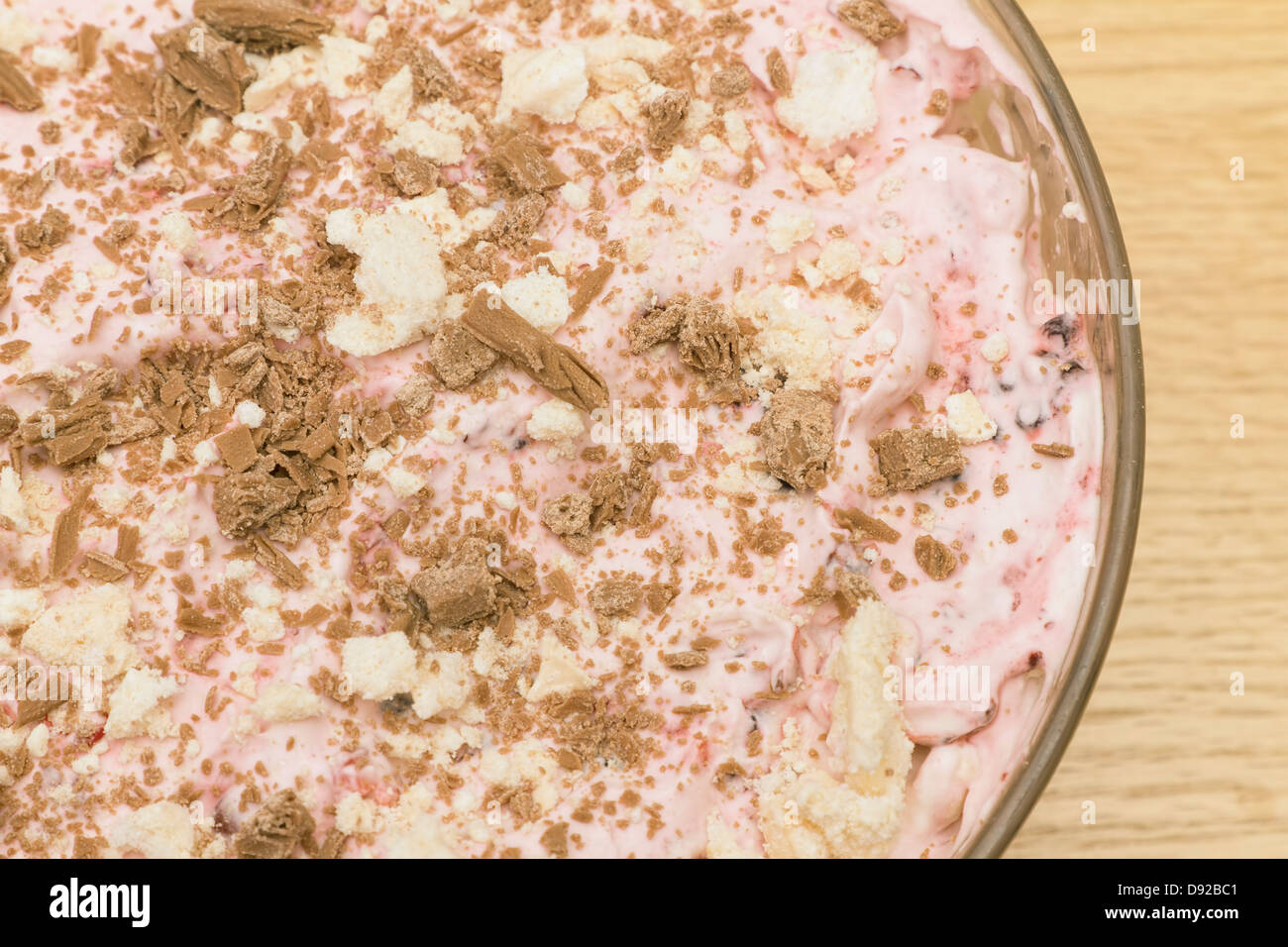 Eton Mess, gemacht aus gebrochenen Baiser, Sahne und Sommer Früchte, bestreut mit Schokolade Stockfoto
