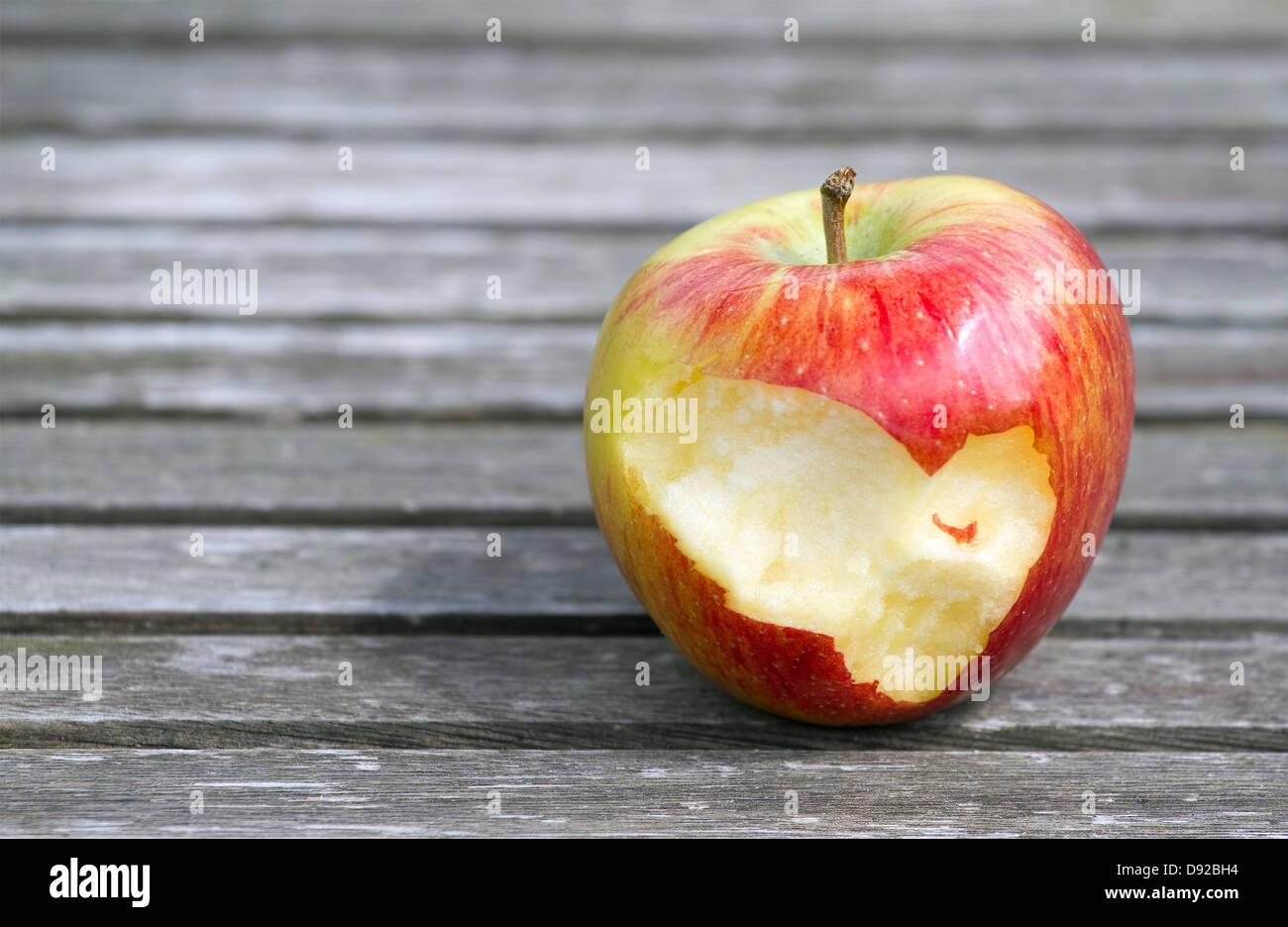 Teil gegessen reifer Apfel auf Holzbrettern Stockfoto