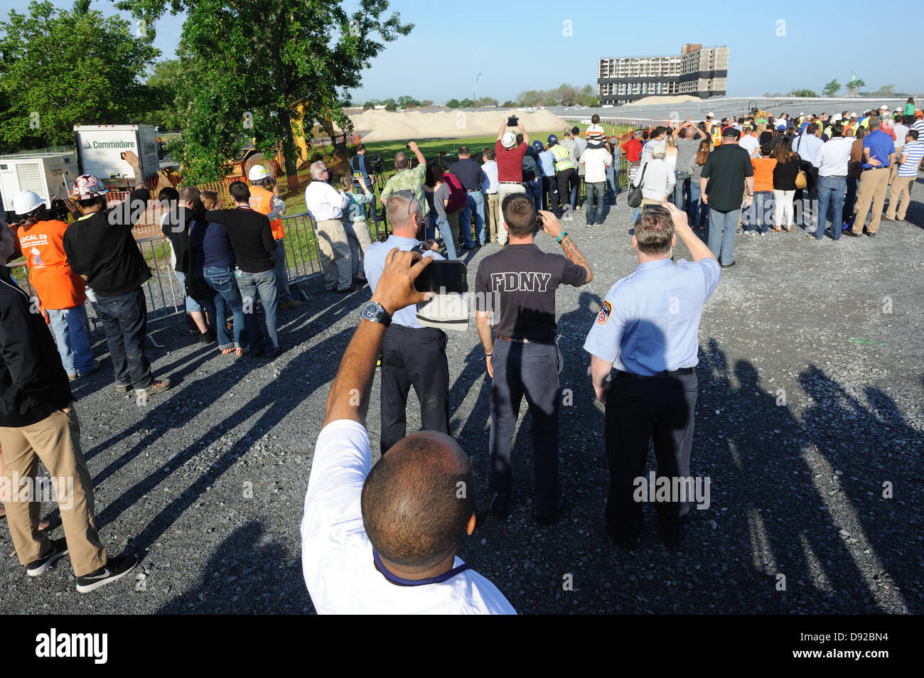 Governors Island, New York, USA. 9. Juni 2013. Mit mehr als 200 Pfund Dynamit, war ein 11-geschossigen Gebäude auf Governors Island bei 07:36 am 9. Juni 2013 implodierte. Es dauerte ca. 10 Sekunden für das Gebäude auf einem Haufen Schutt reduziert werden. Dieses Foto wurde mit einer Minute vor der Implosion zu gehen. Bildnachweis: Terese Loeb Kreuzer/Alamy Live-Nachrichten Stockfoto