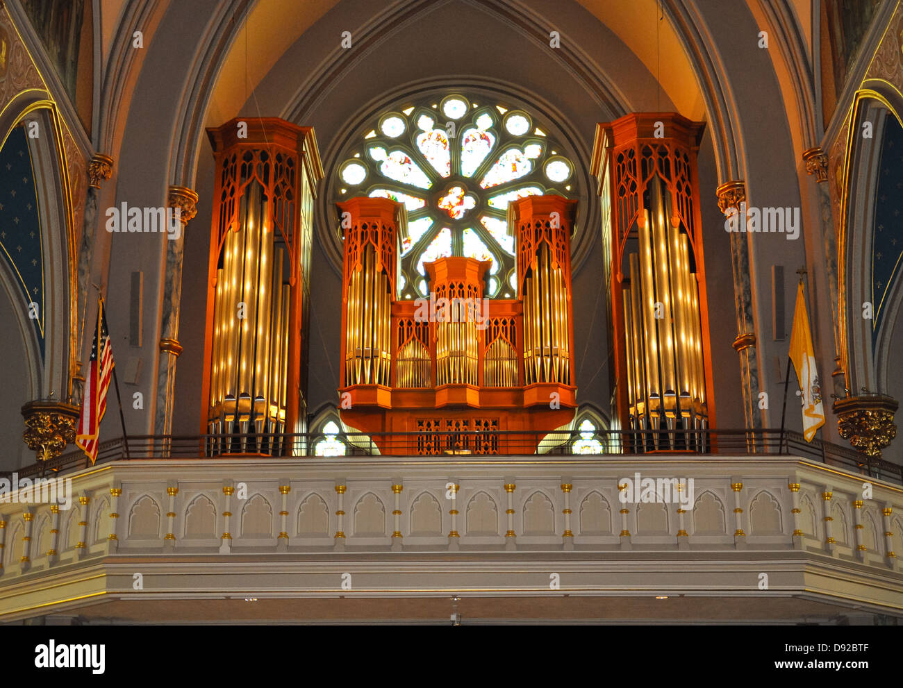 Bild einer Kirchenorgel vor einem ornamentalen Fenster Stockfoto