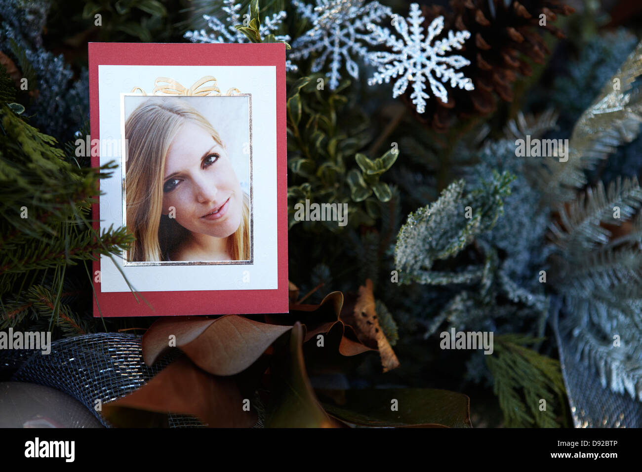 Weihnachtsferien-Fotokarte mit schönen Frau Stockfoto