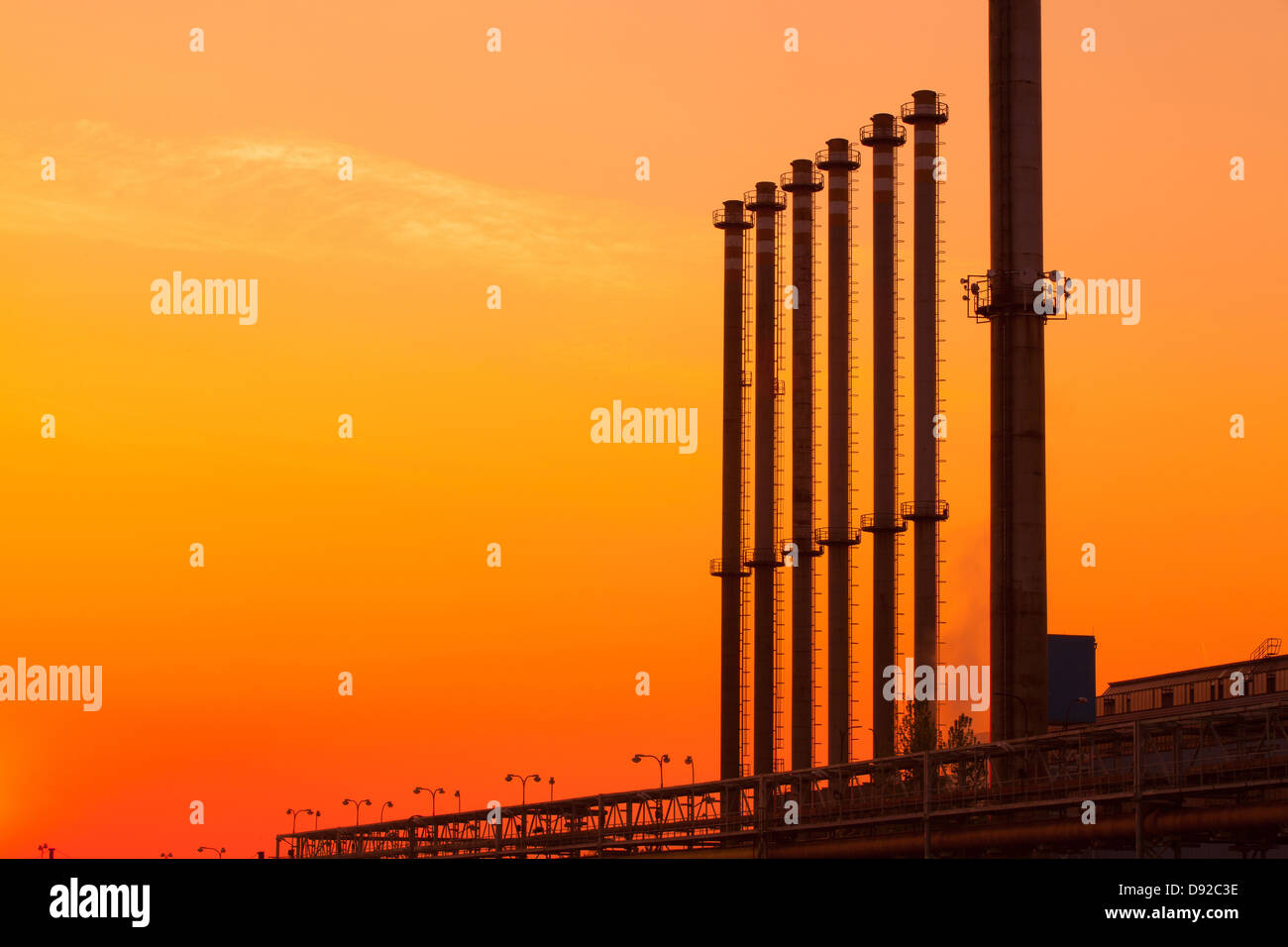 Die chemische Fabrik am roten Sonnenaufgang morgen Stockfoto