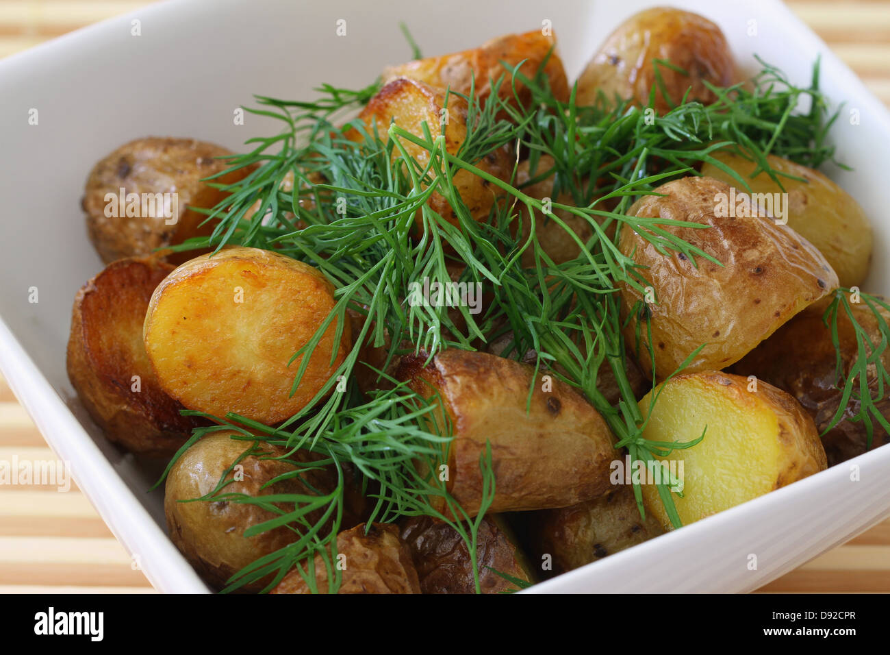 Geröstete Babykartoffeln, garniert mit frischem Dill, Nahaufnahme Stockfoto