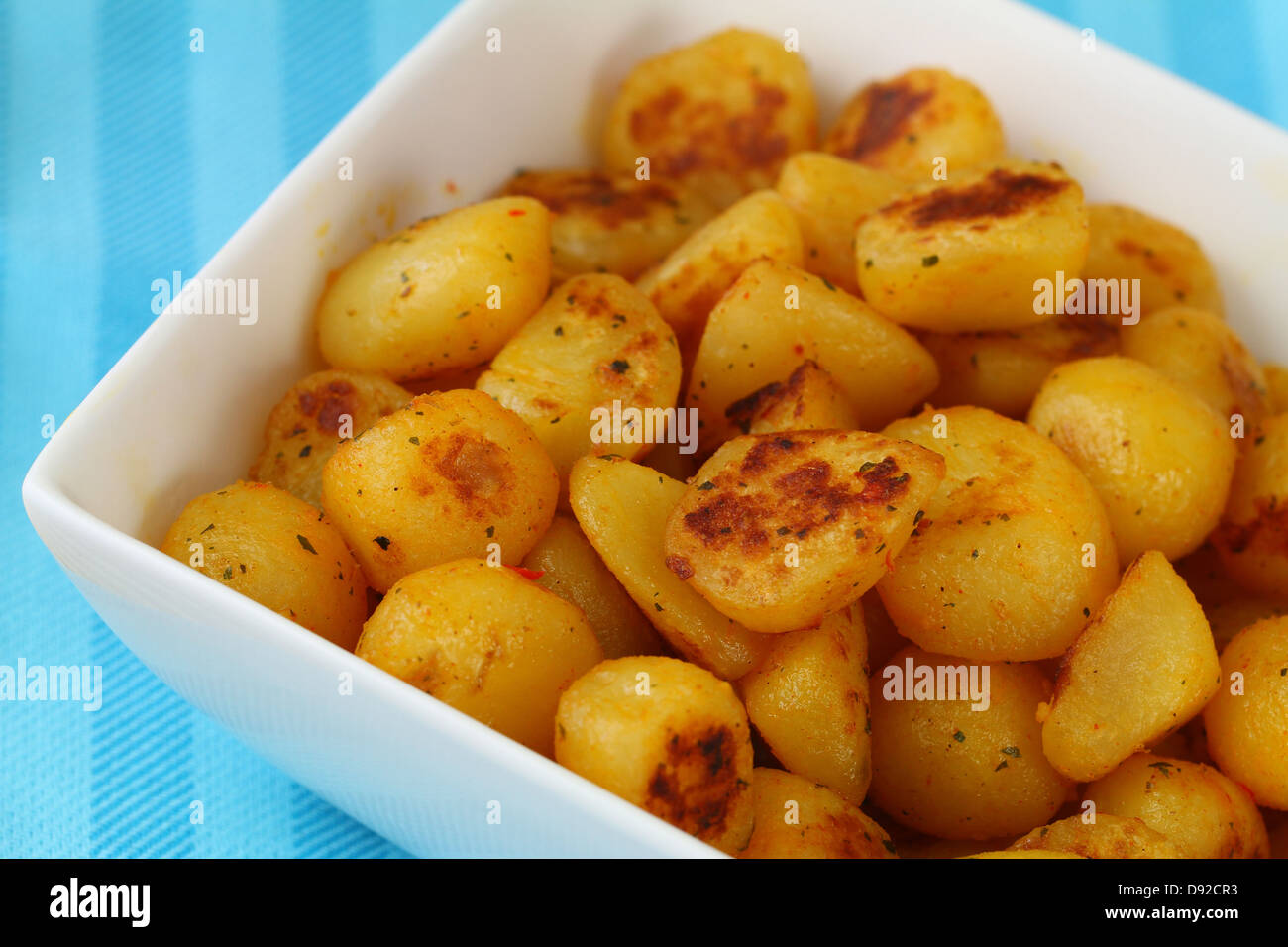 Baby-Bratkartoffeln mit Gewürzen, Nahaufnahme Stockfoto