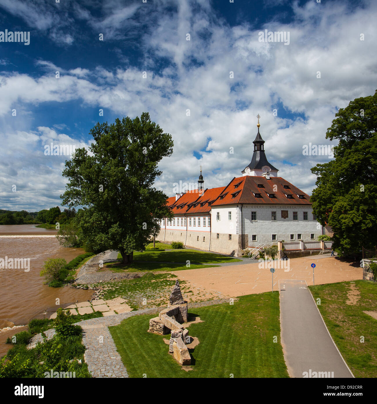 Berühmte Dobrichovice Schloss am Fluss Berounka Stockfoto