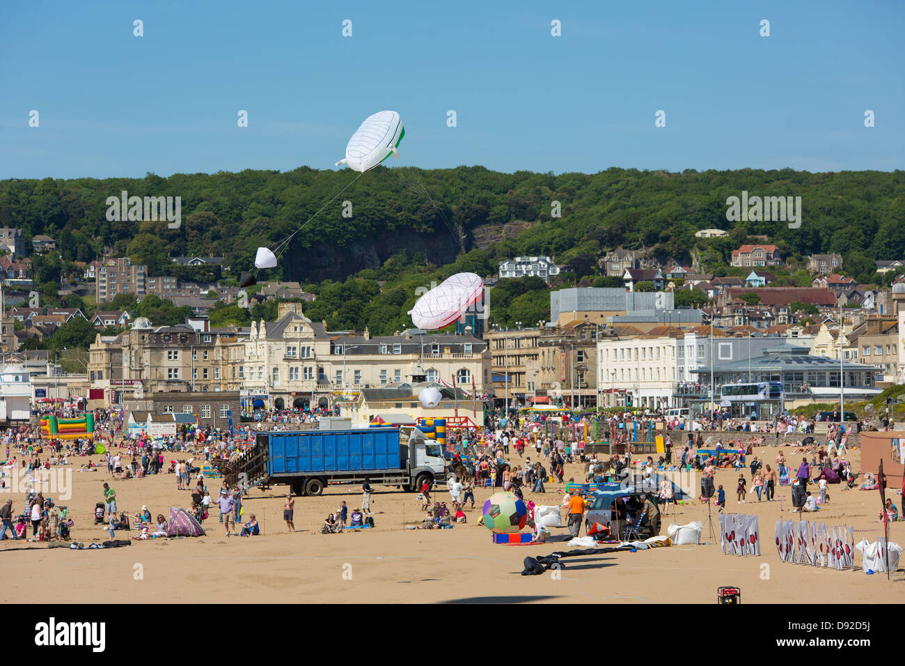 Bunte künstlerische Kites origineller Designs zogen beim ersten Weston Kite Festival Menschenmassen an Stockfoto