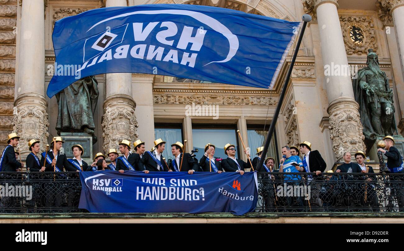 Die Handbal-Lteam von der HSVstansd auf dem Balkon des Rathauses und feiert ihre Champions-League-Titel in Hamburg, Deutschland, 9. Juni 2013. Foto: MARKUS SCHOLZ Stockfoto