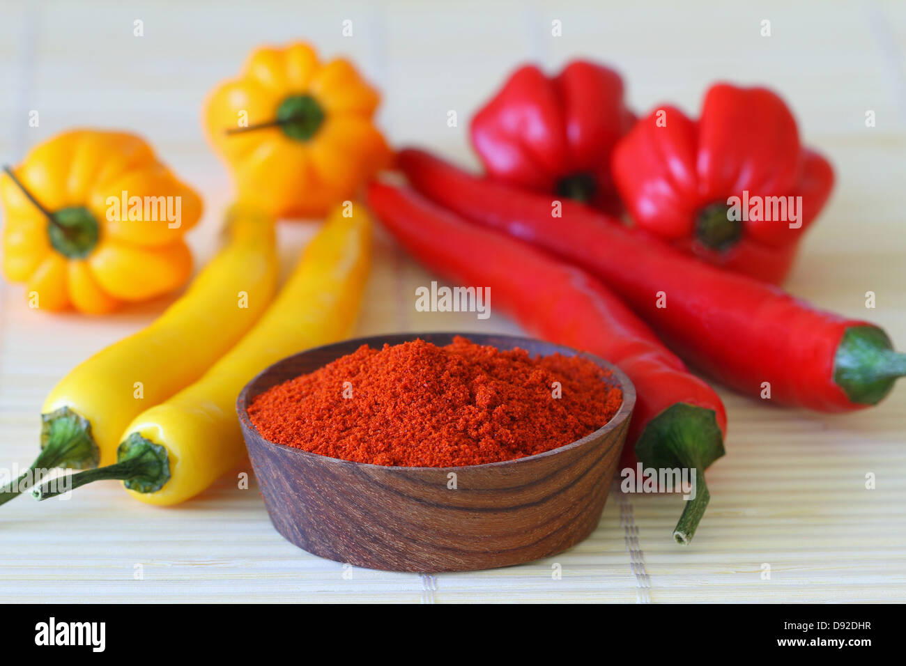 Chili-Pulver, rot und gelb Chilischoten Stockfoto