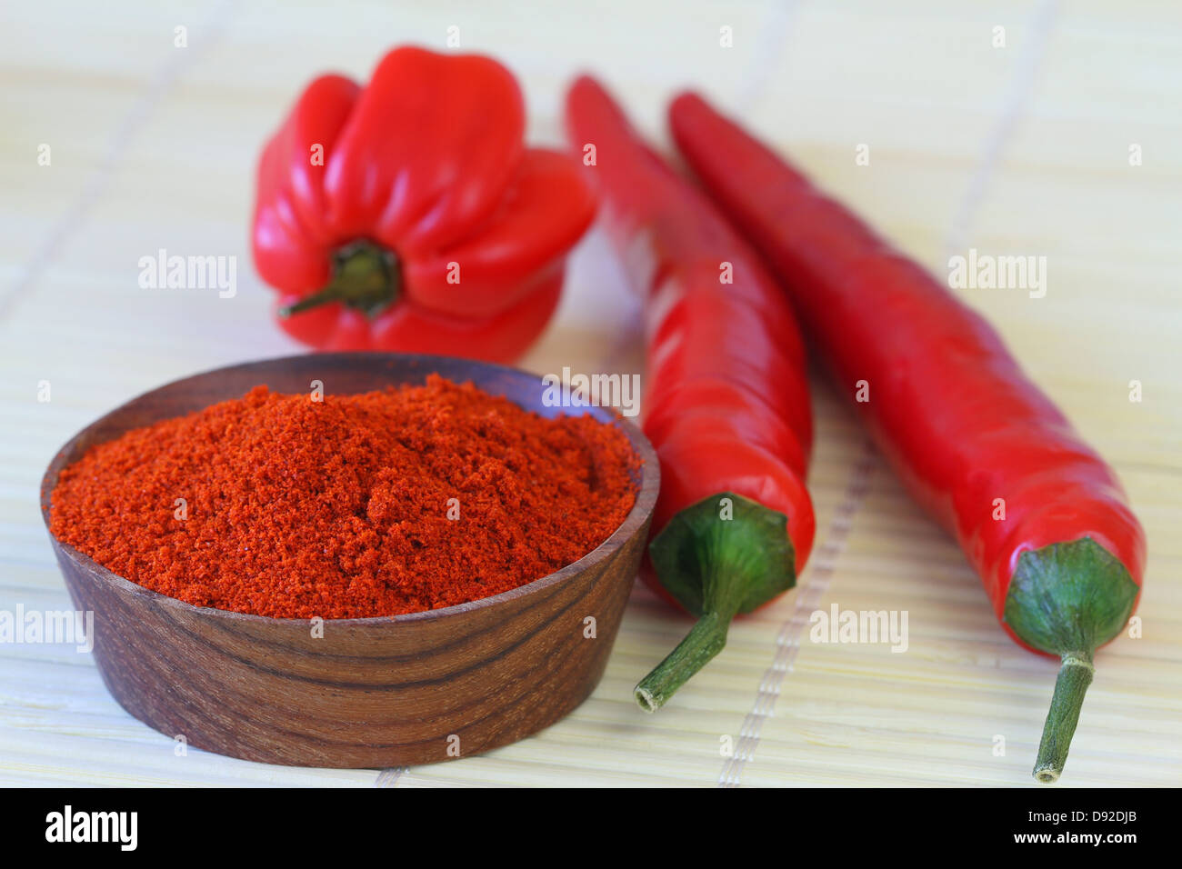 Chili-Pulver und rote Chilischoten Stockfoto