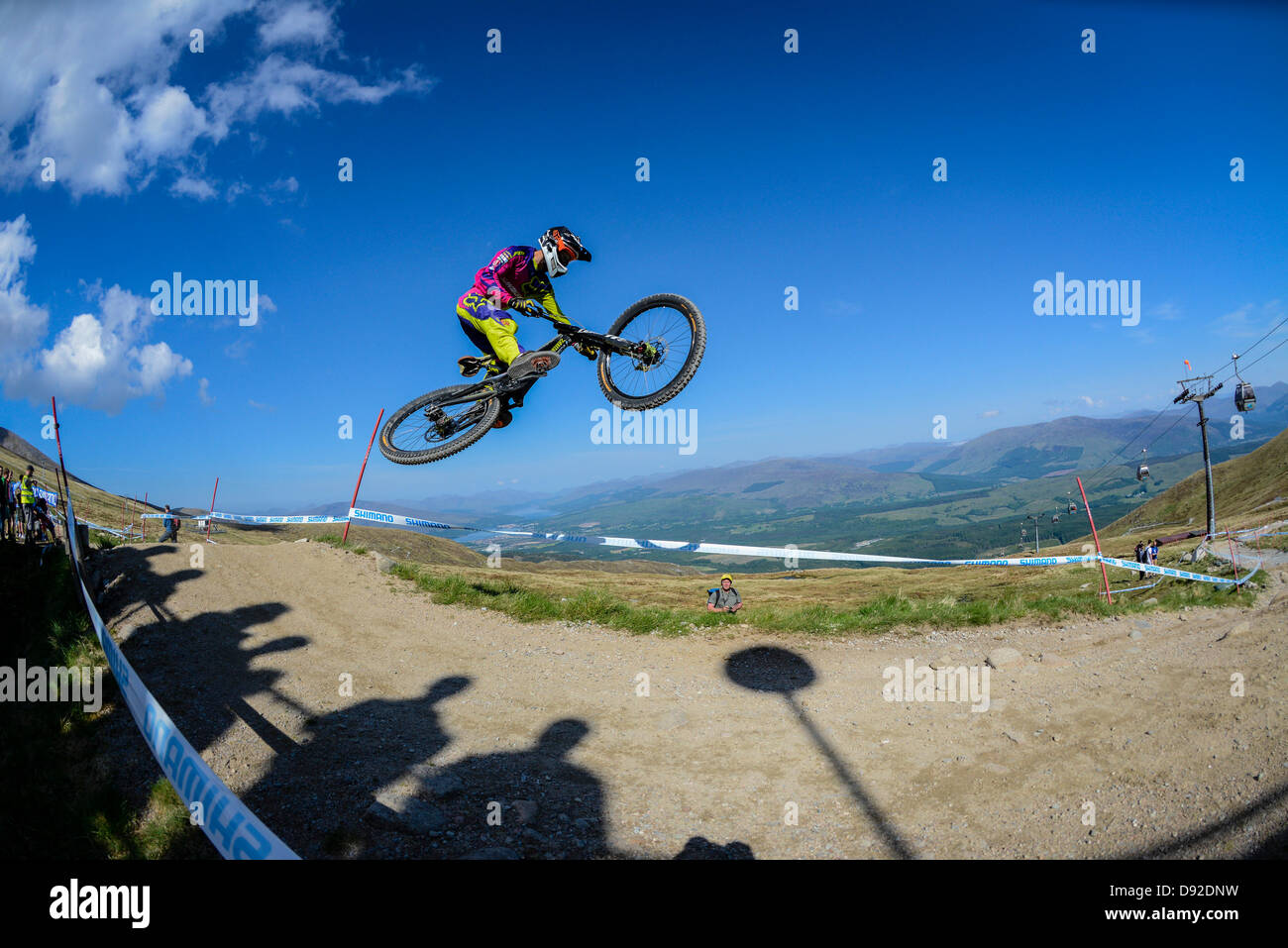 Fort William, Großbritannien. 9. Juni 2013. Scott Mears erhebt sich hoch über Fort William während der UCI Mountain Bike World Cup von Fort William. Bildnachweis: Action Plus Sport Bilder/Alamy Live News Stockfoto