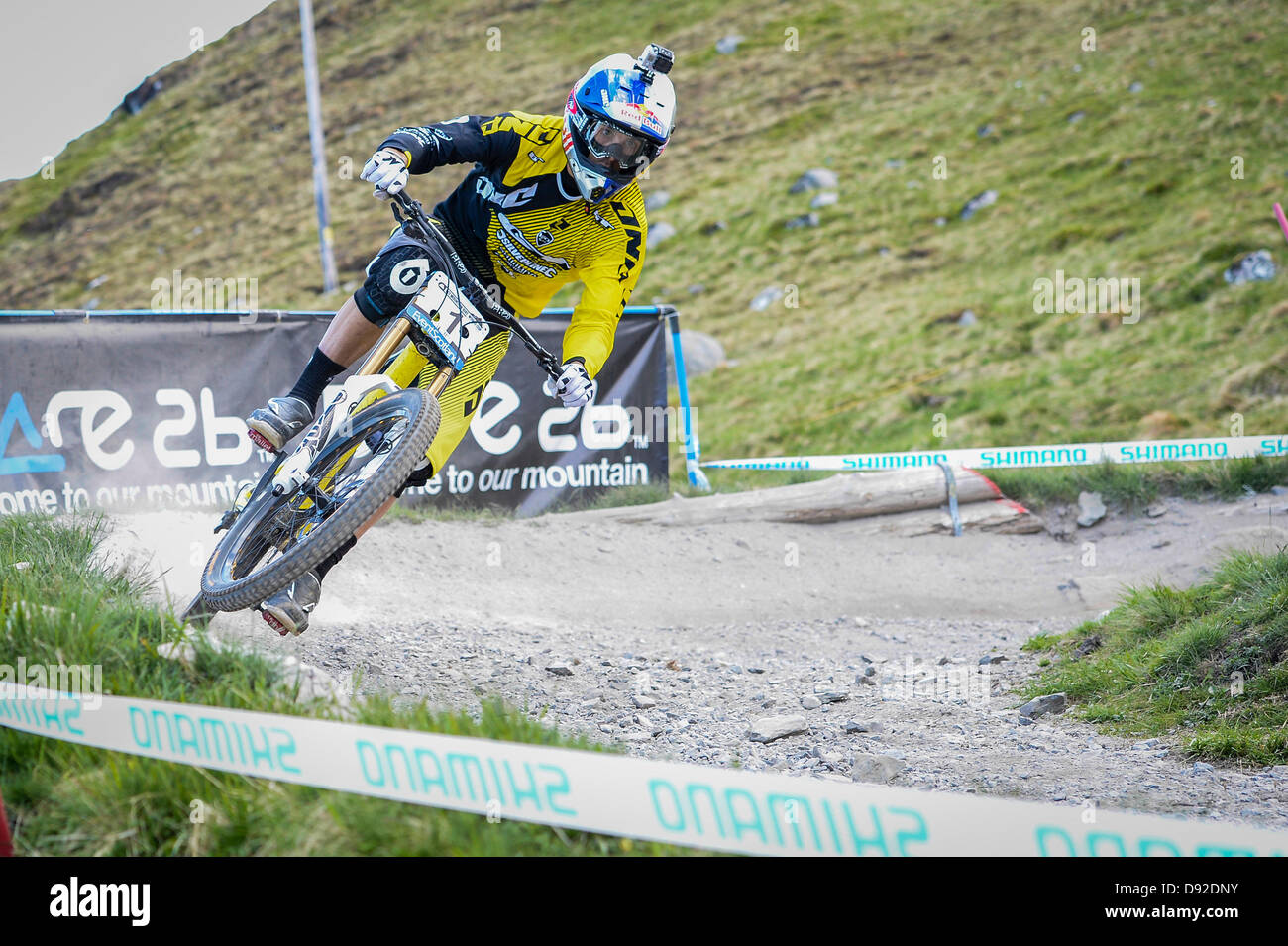 Fort William, Großbritannien. 9. Juni 2013. British National Champion Gee Atherton von GT Factory Racing auf seinem Weg zum Gewinn der UCI Mountain Bike World Cup von Fort William. Bildnachweis: Action Plus Sport Bilder/Alamy Live News Stockfoto