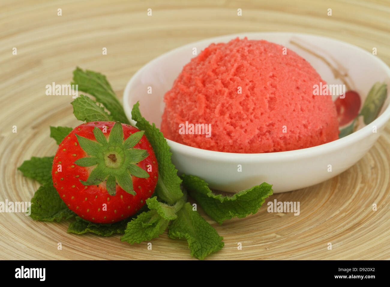 Erdbeer-Sorbet, frischen Erdbeeren und Minze Stockfoto