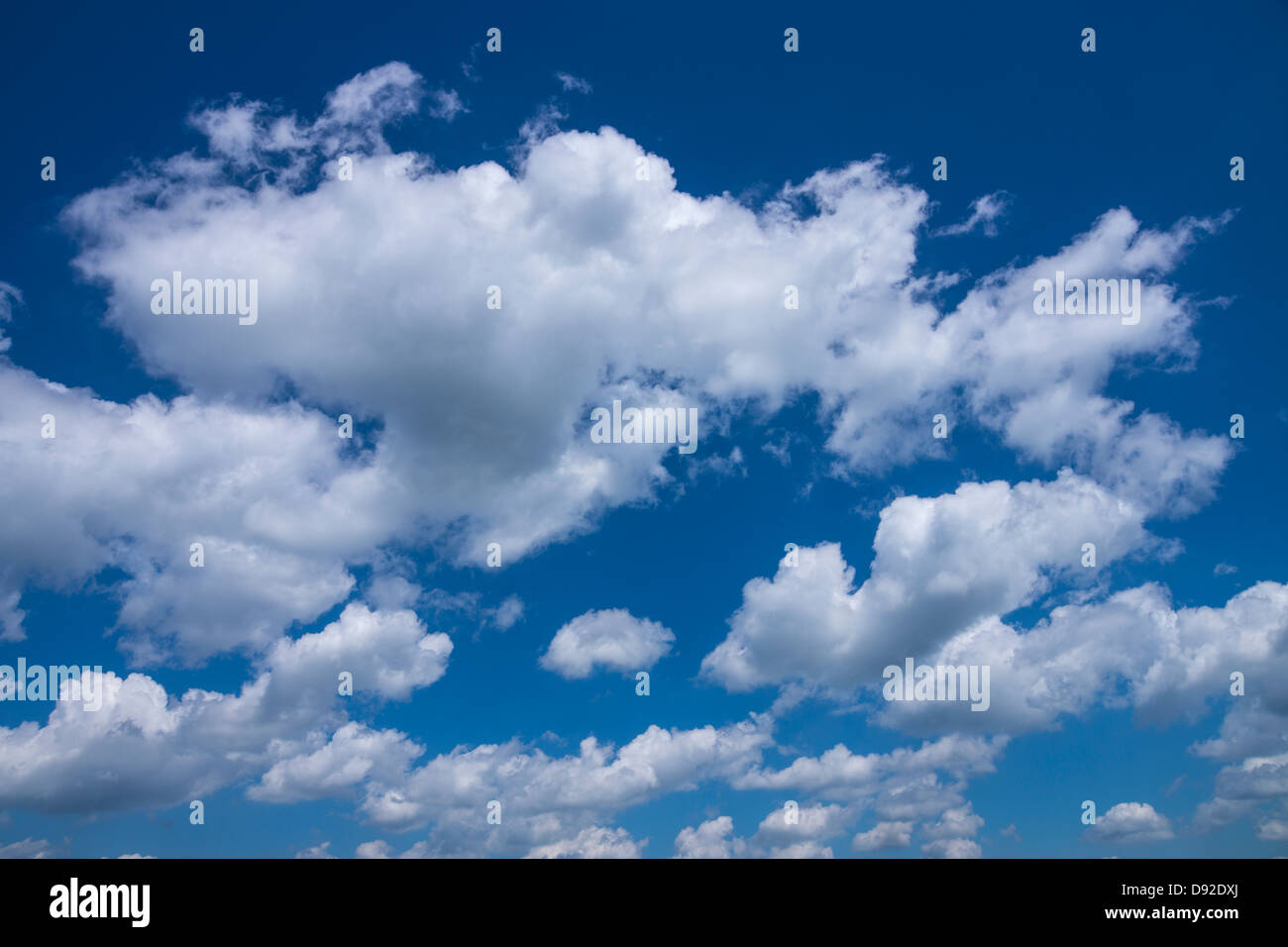 Wolken am blauen Himmel Stockfoto