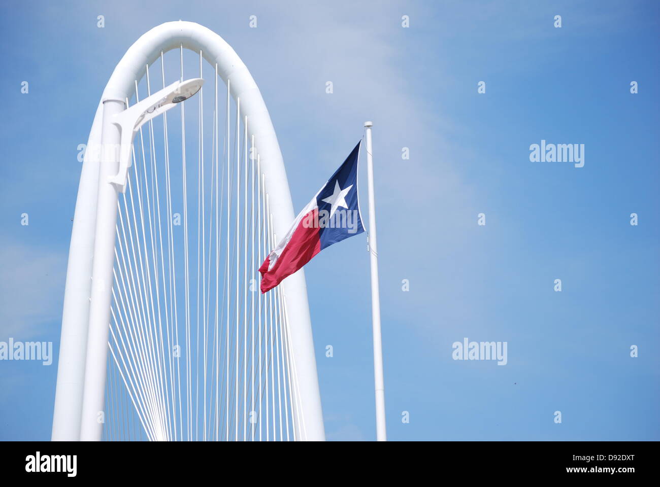 Dallas, USA. 8. Juni 2013. Das erste von zwei Brücken von Santiago Calatrava entworfen trägt Verkehr über Trinity River in Dallas Credit: Dallaspaparazzo/Alamy Live-Nachrichten Stockfoto