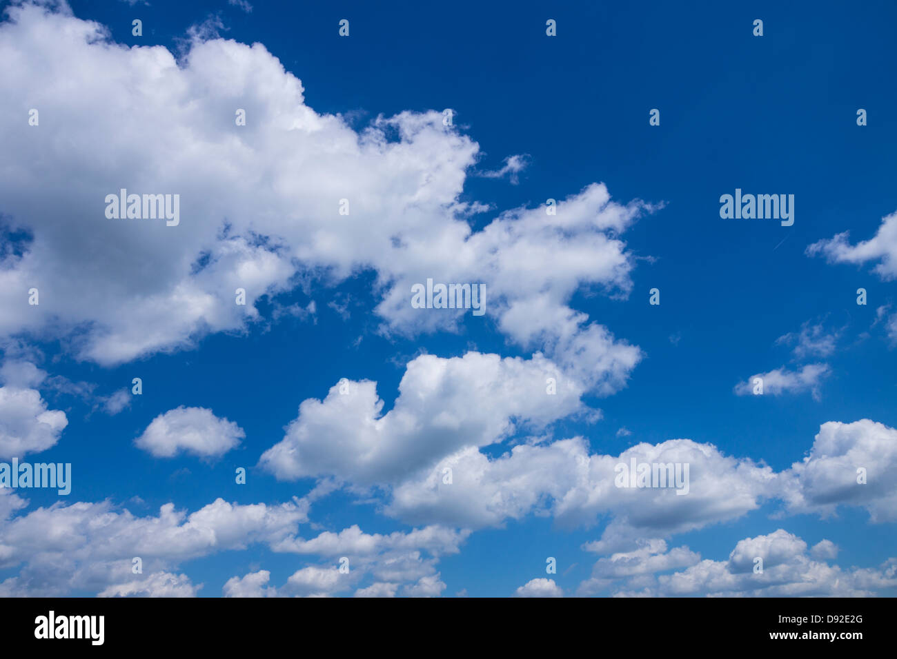 Wolken am blauen Himmel Stockfoto
