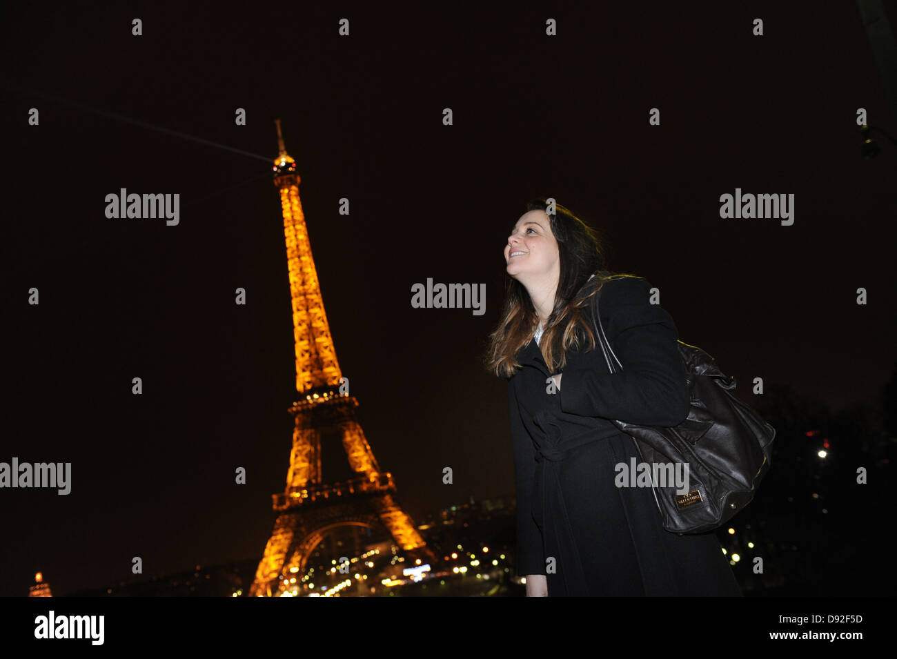 Junge Frau Nacht in Paris Frankreich Stockfoto