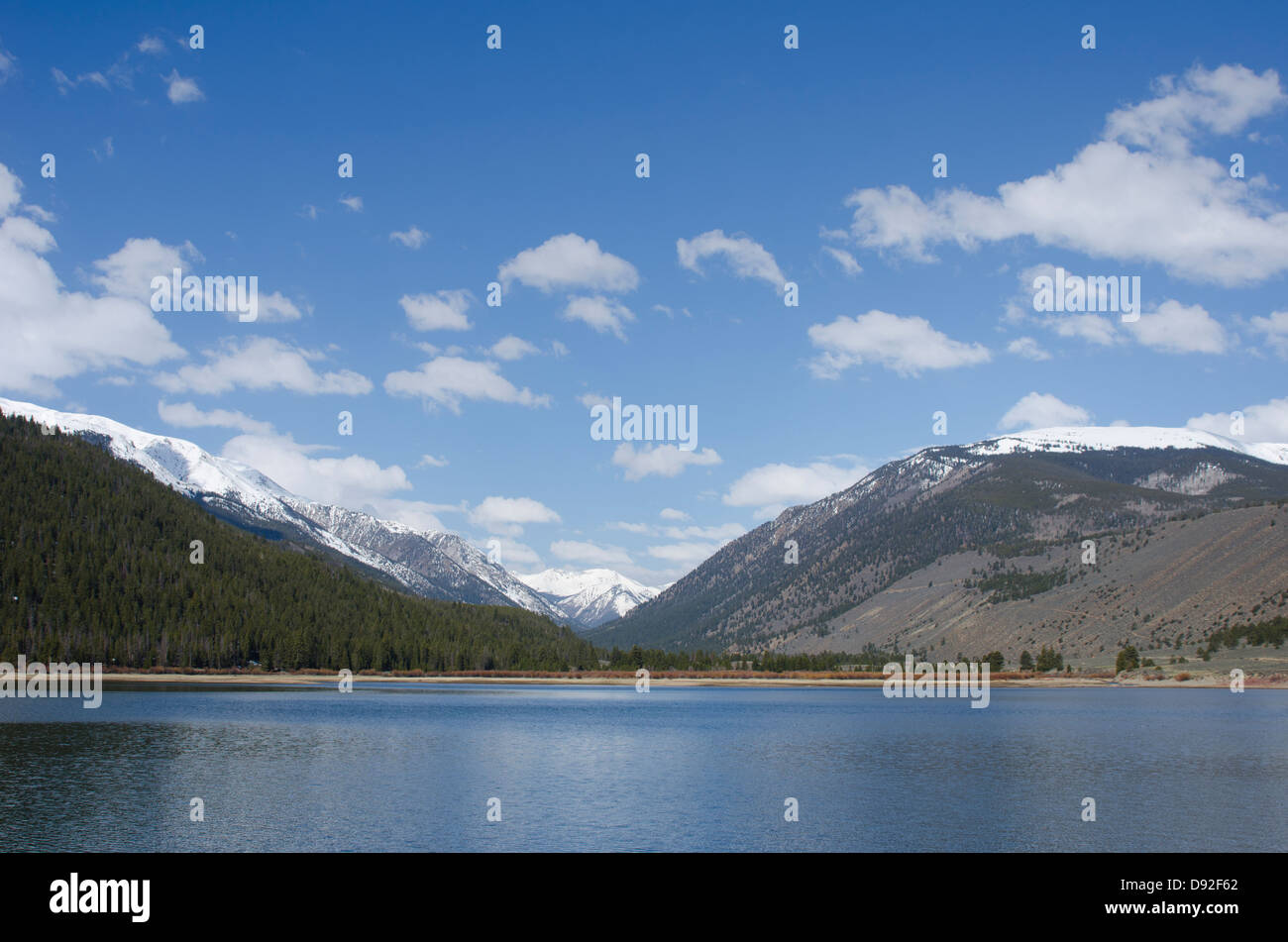 Frühling in den Rocky Mountains ist ein Schaufenster der sowohl im Sommer als auch im Winter mit Schnee auf den Berggipfeln und Süßwasserseen. Stockfoto