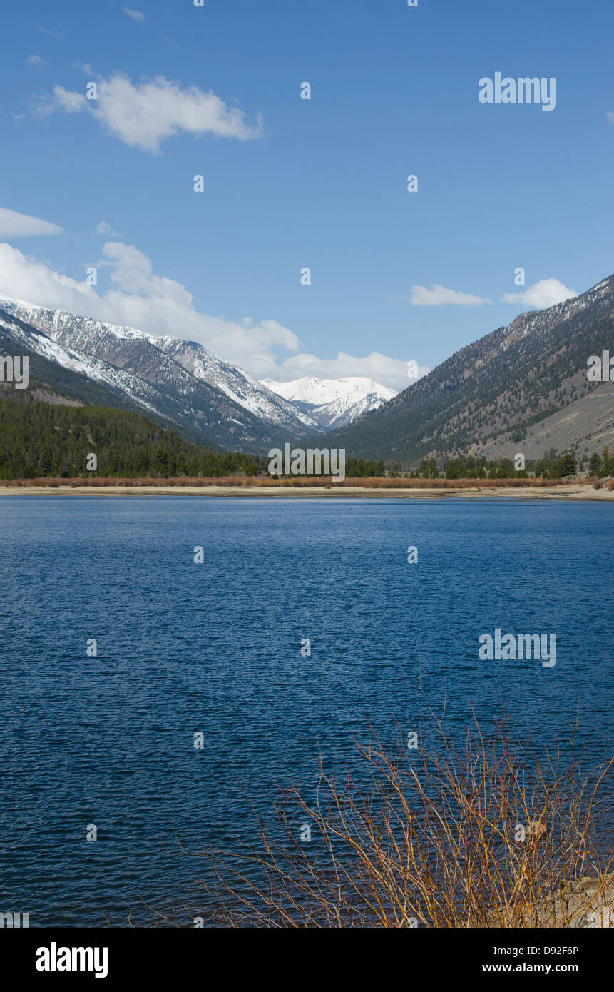Frühling in den Rocky Mountains ist ein Schaufenster der sowohl im Sommer als auch im Winter mit Schnee auf den Berggipfeln und Süßwasserseen. Stockfoto