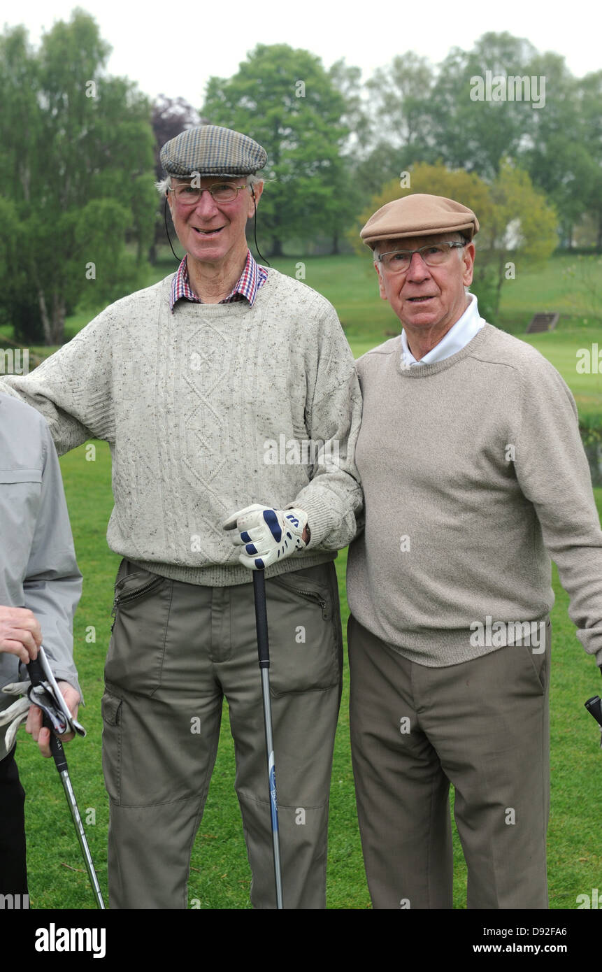 Sir Bobby Charlton und sein Bruder Jack auf Brocton Hall Golf Course in Staffordshire 20. Mai 2013 Stockfoto