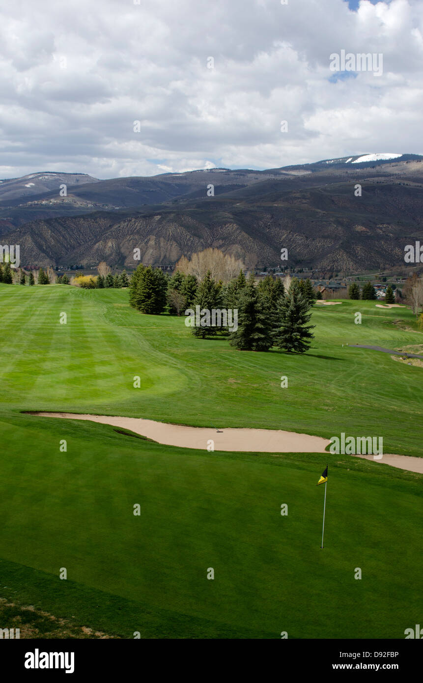 Der Beaver Creek Golf Course in der Nähe von Vail, Colorado schlängelt sich durch eine schöne Kulisse der Berge und Wolken. Stockfoto