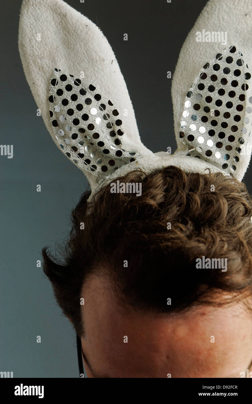 Ein Mann mit Hasenohren auf dem Kopf Stockfoto