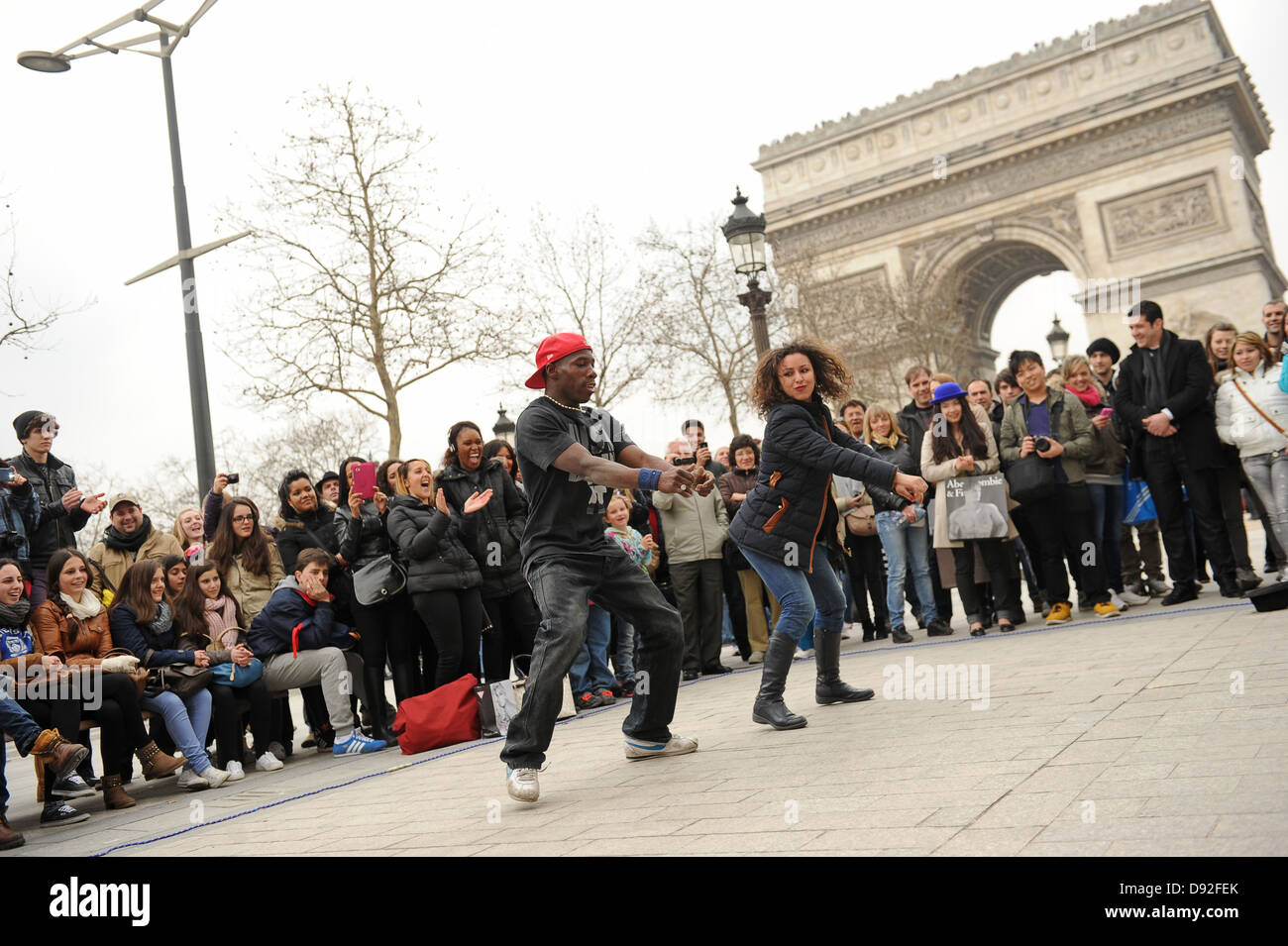 Breakdancer unterhalten auf der Straße Paris France Menschenmassen. Break Dancing Straßenunterhaltung Europa europäisch. Bild von Sam Bagnall Stockfoto
