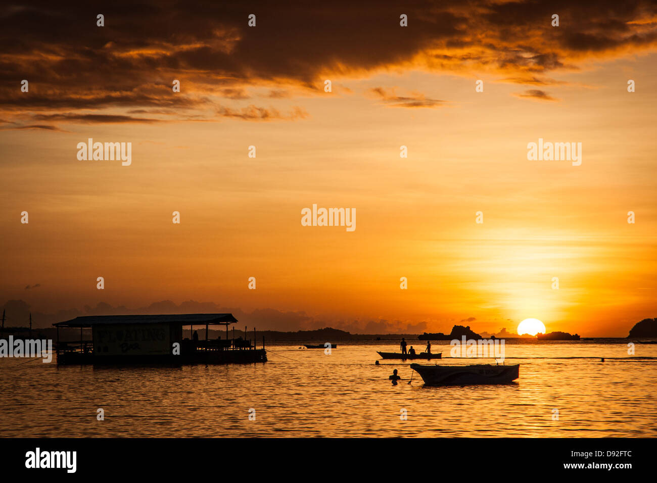 Sonnenuntergang hinter dem schwimmenden Bar auf Bounty Beach Stockfoto