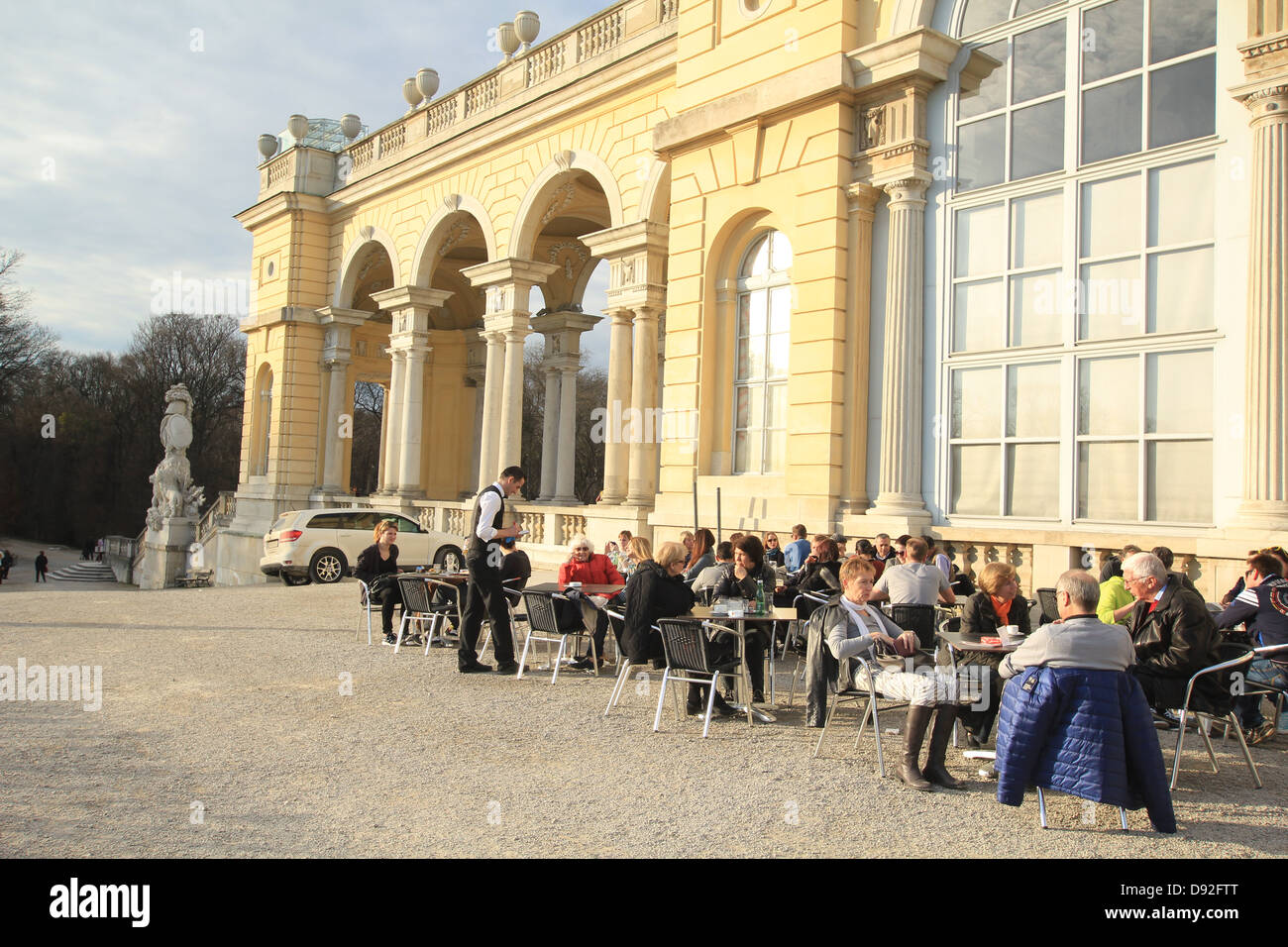 Außenteil des Cafe Gloriette im Park Schönbrunn, Wien, Österreich / Menschen Entspannung genießen Sie österreichische Küche und Sonnenschein Stockfoto