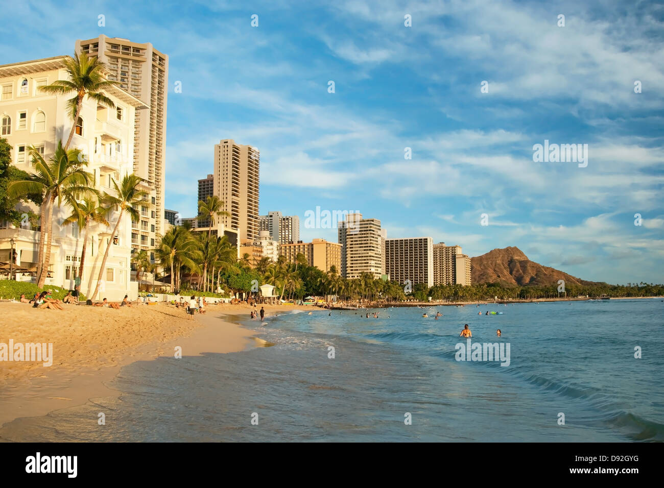 Touristischen Sonnenbaden und Surfen am Strand von Waikiki in Oahu Stockfoto
