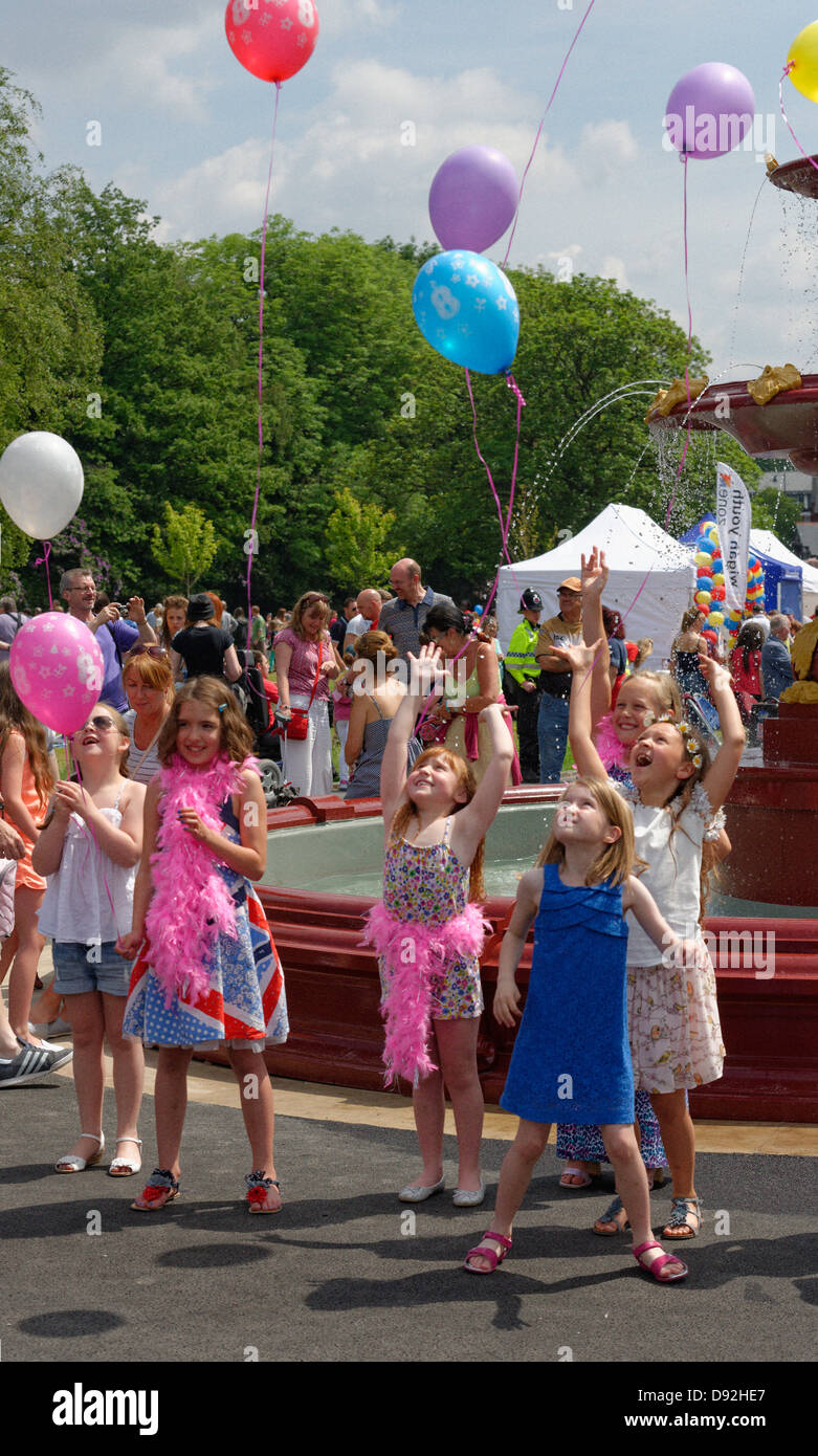 Lachen Kinder lassen Luftballons gehen fliegen Weg bei der Einführung von Wigan Youth Zone, Mesnes Park, Wigan. Stockfoto