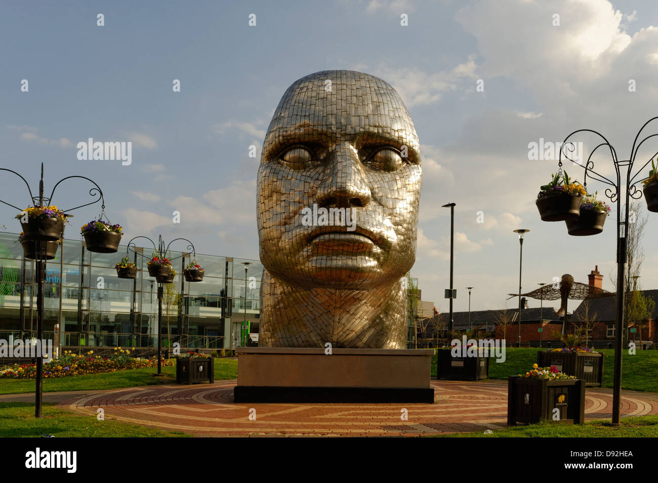 Das Gesicht der Wigan - moderne Skulptur Statue von Rick Kirby im Jahr 2008 errichtet in Wigan Stadtzentrum entfernt. Stockfoto