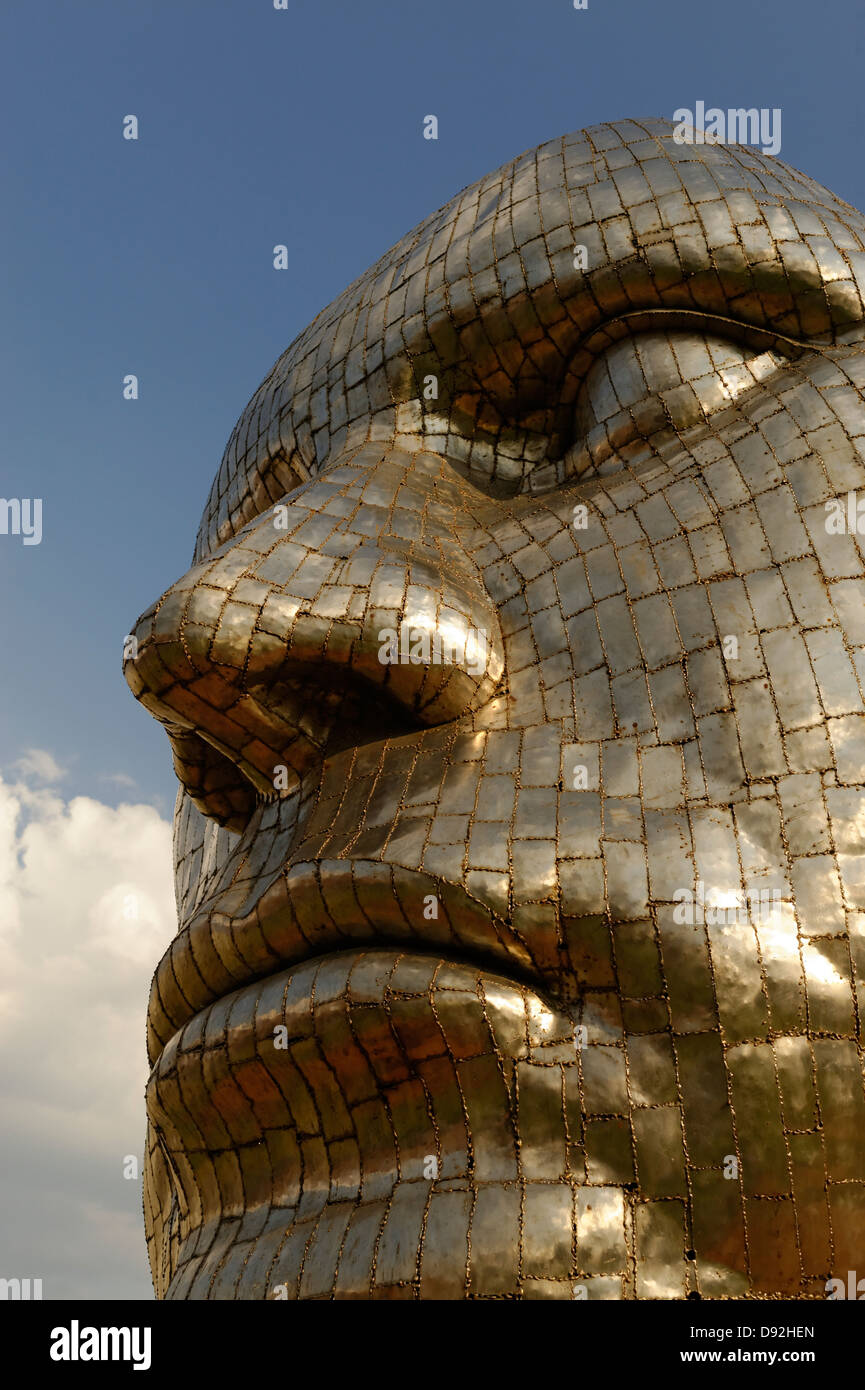Das Gesicht der Wigan - moderne Skulptur Statue von Rick Kirby im Jahr 2008 errichtet in Wigan Stadtzentrum entfernt. Stockfoto
