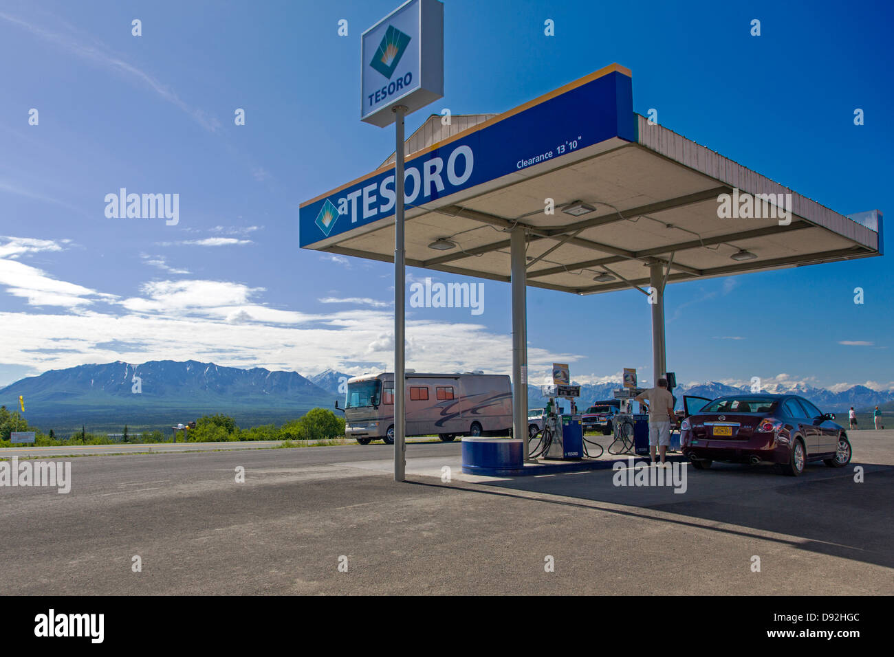 Reisenden erfüllt Auto mit Gas bei Tesoro Eureka Lodge, Roadhouse, Bahnhof und Restaurant. Stockfoto