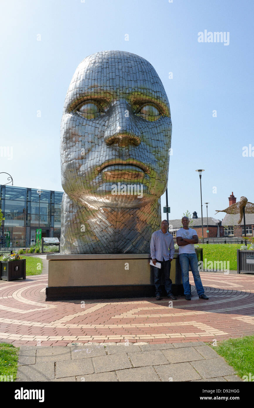 Das Gesicht der Wigan - moderne Skulptur Statue von Rick Kirby im Jahr 2008 errichtet in Wigan Stadtzentrum entfernt. Stockfoto