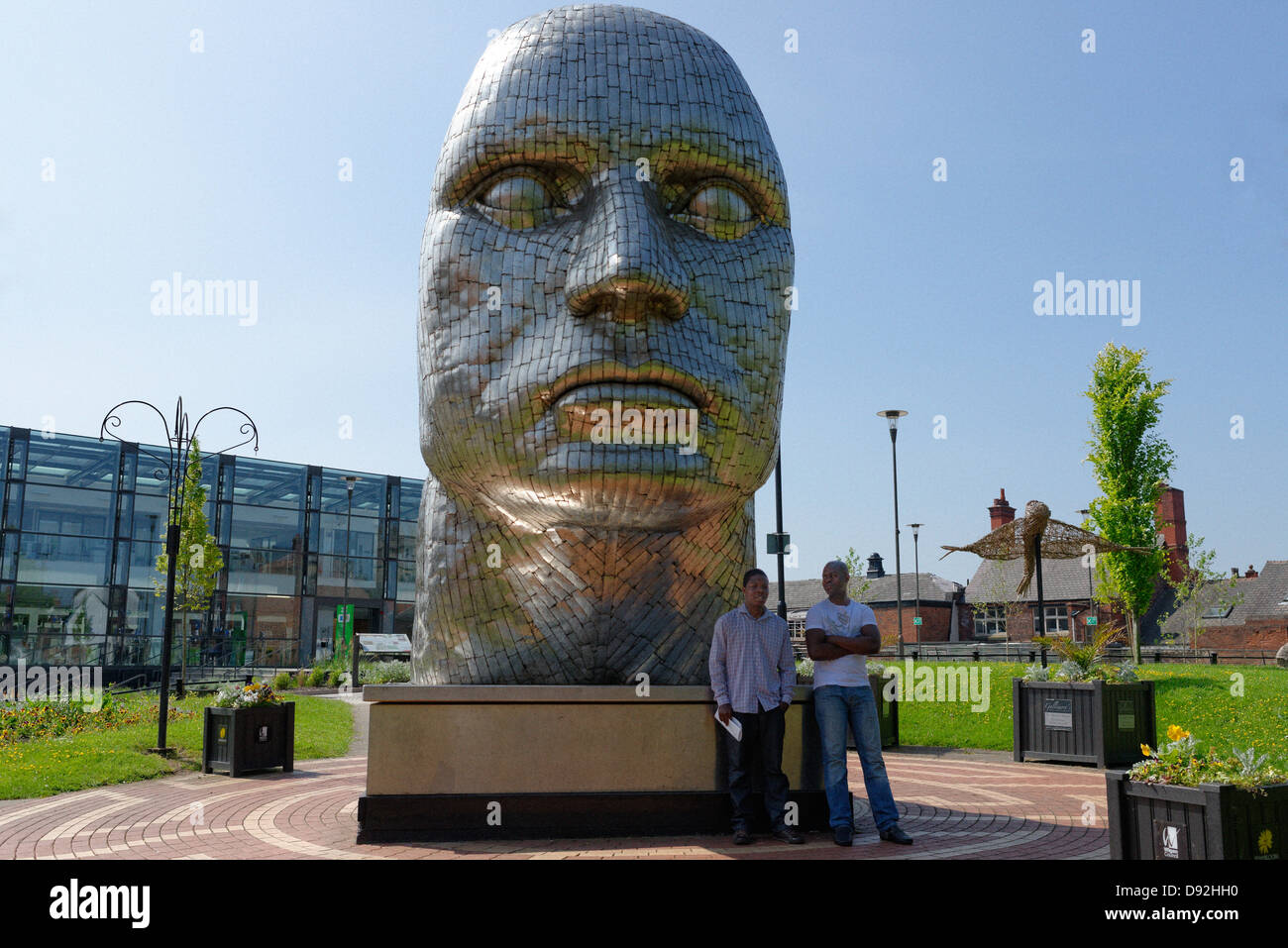 Das Gesicht der Wigan - moderne Skulptur Statue von Rick Kirby im Jahr 2008 errichtet in Wigan Stadtzentrum entfernt. Stockfoto