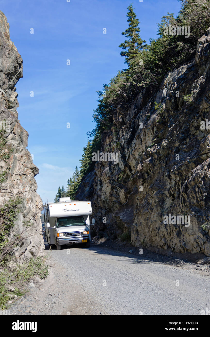 Wohnmobil auf McCarthy Road geht es durch schmale Schlucht in der Nähe von Chitina & der Copper River, Alaska, USA. Stockfoto