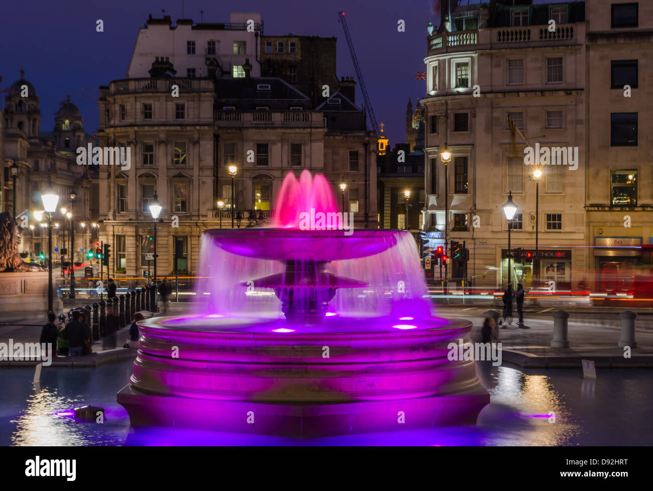 Trafalgar Square-Brunnen in der Nacht beleuchtet. London, England. Stockfoto