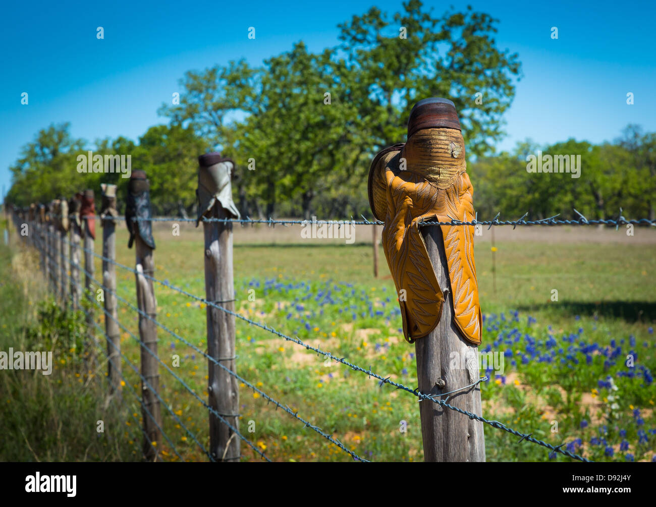 Zaunpfosten, garniert mit Cowboy-Stiefel in Texas Hill Country Stockfoto