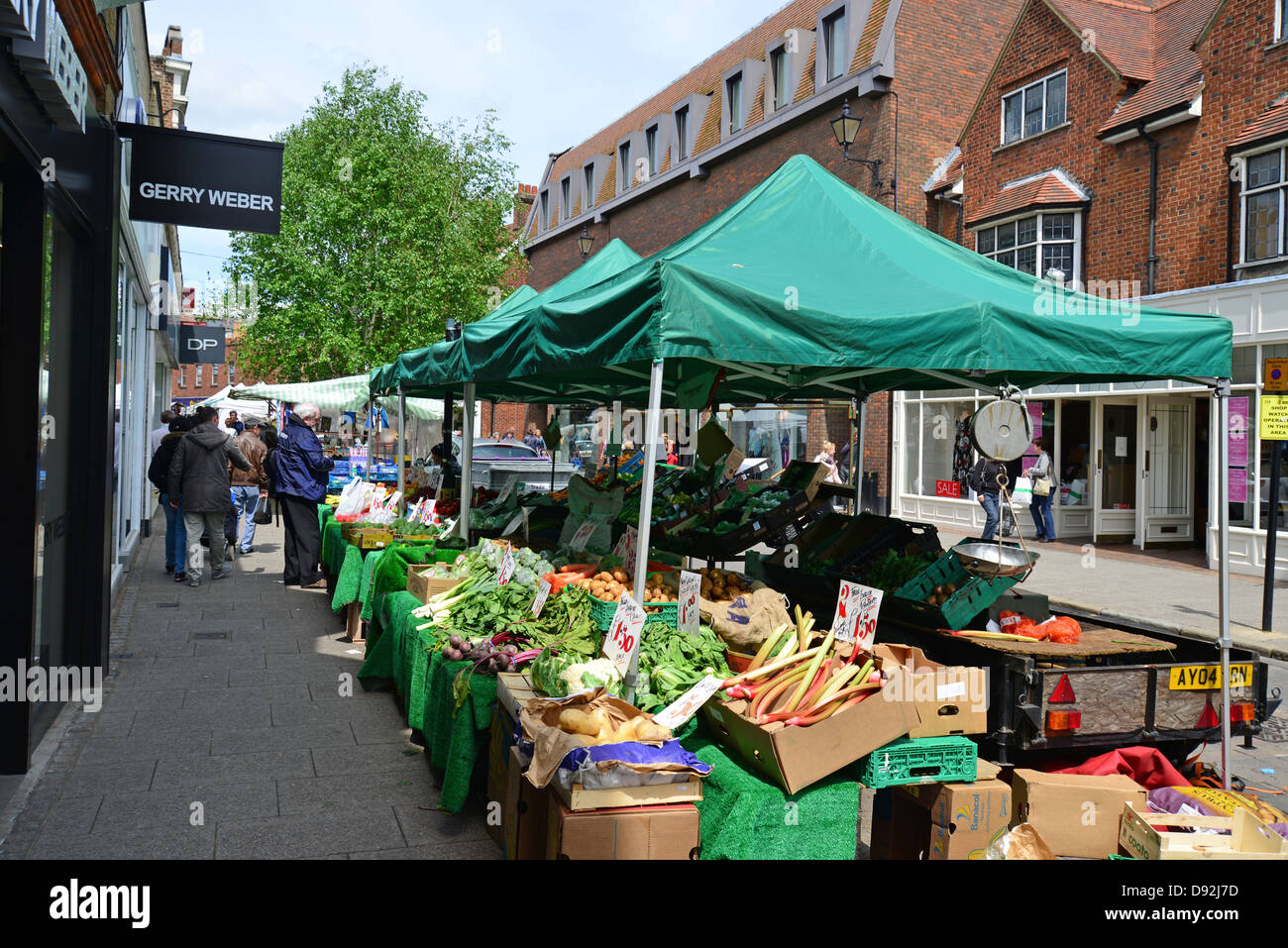 Frisches Obst und Gemüse Stall im Bauern-Markt, Südstraße, Bishops Stortford, Hertfordshire, England, Vereinigtes Königreich Stockfoto