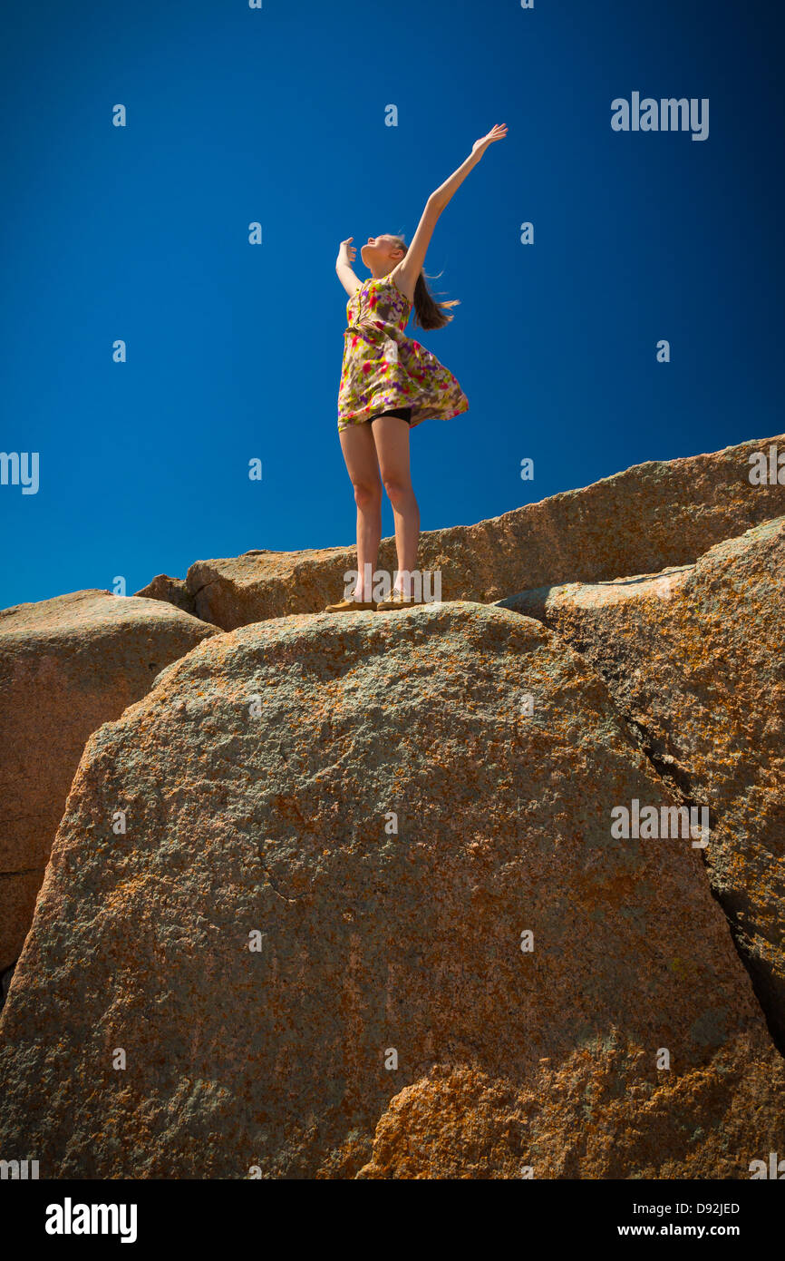 Mädchen an der Spitze des Enchanted Rock in Texas Stockfoto