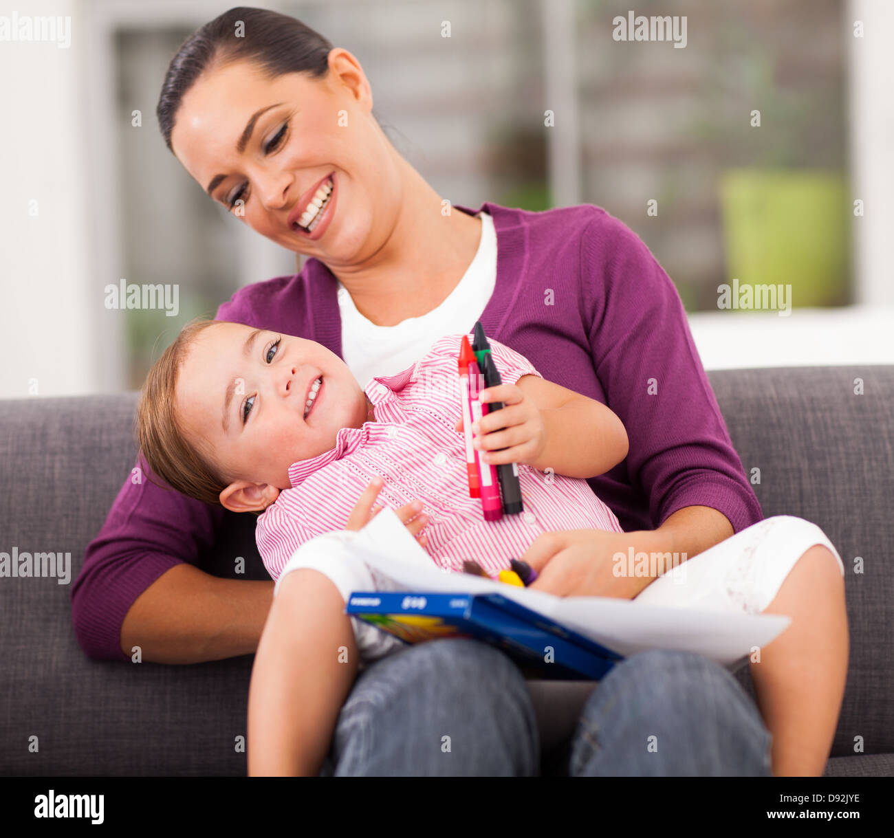 glückliche Mutter mit kleinen Tochter zu Hause spielen Stockfoto
