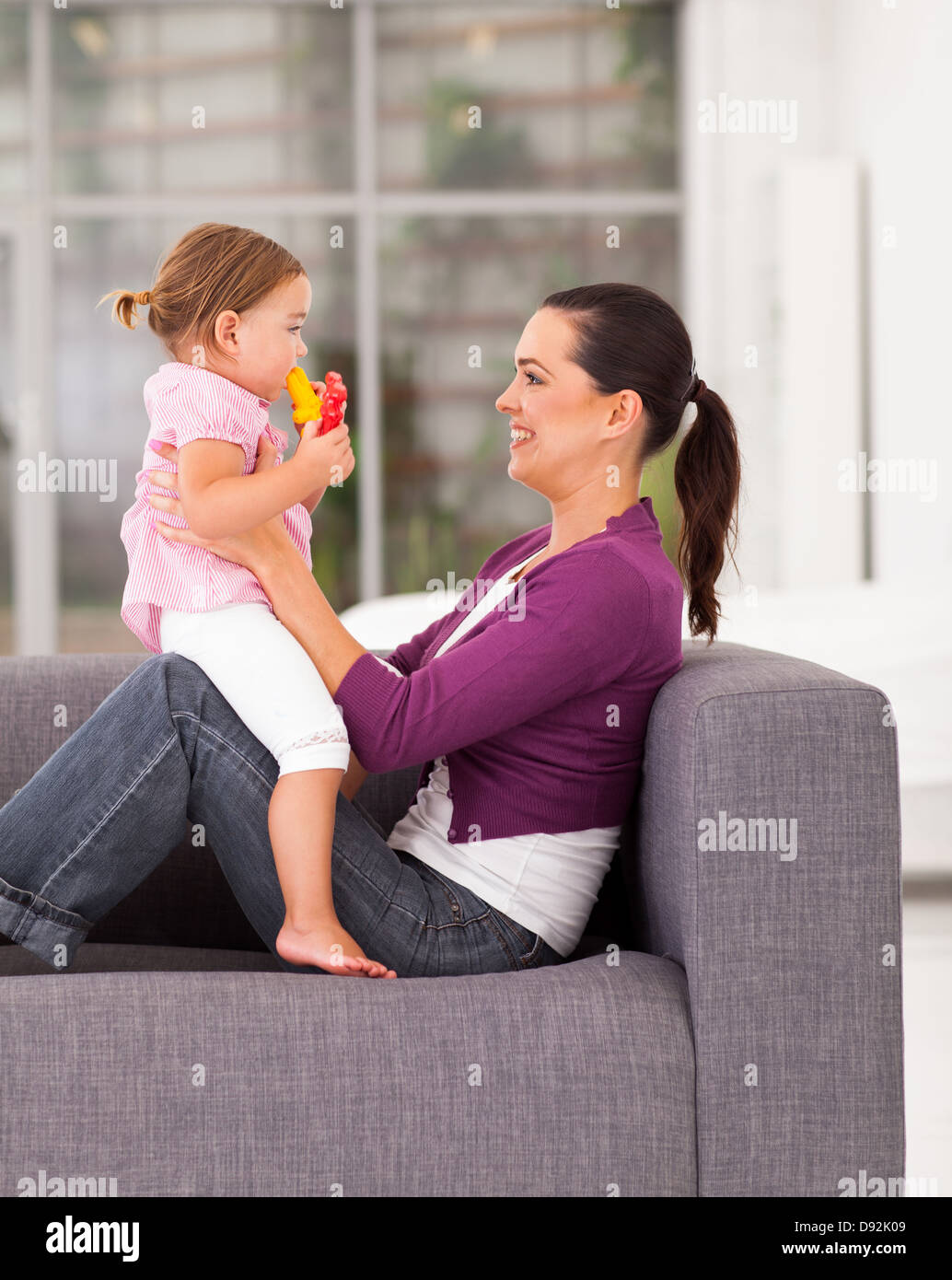glückliche Mutter mit Tochter zu Hause spielen Stockfoto