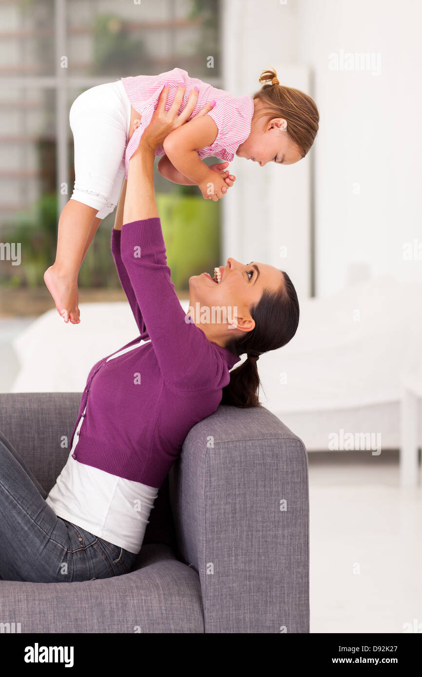 spielerische Mutter spielen mit kleinen Tochter zu Hause Stockfoto