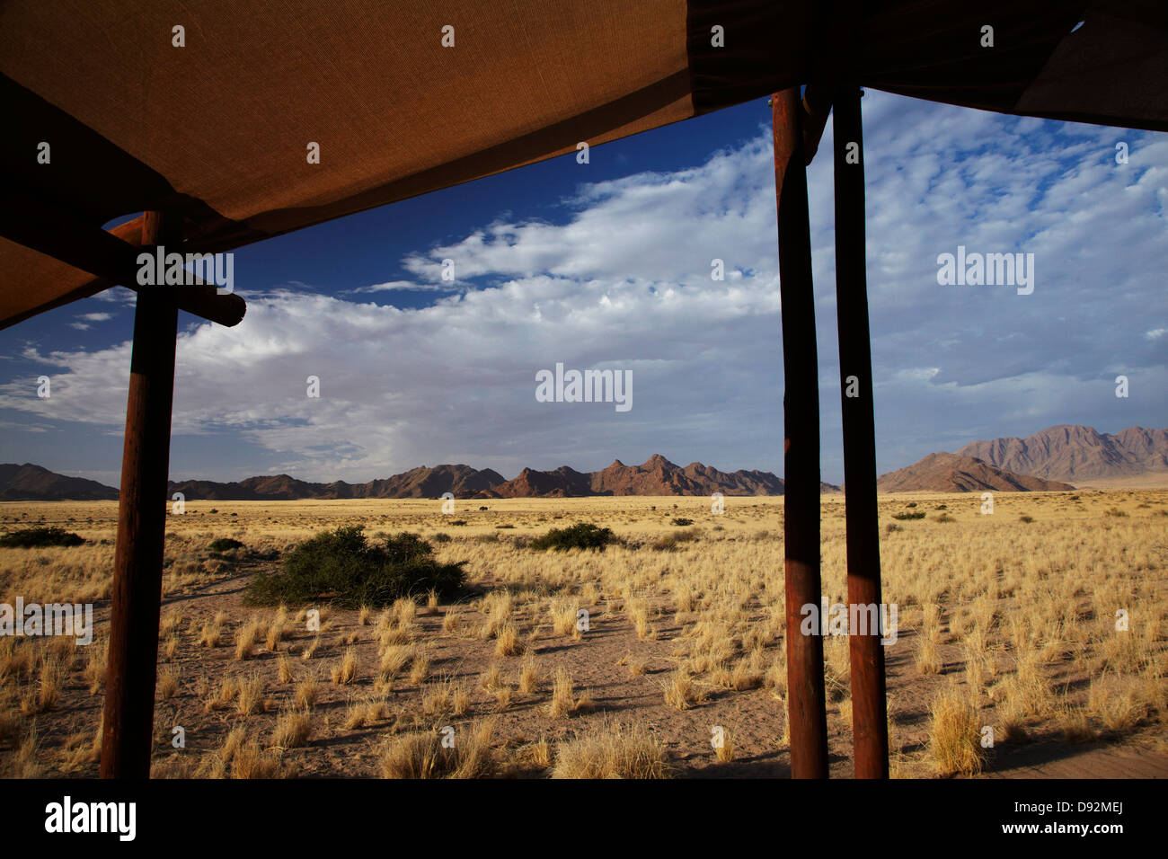 Blick auf Berge von permanenten Zelt im Desert Camp, Sesriem, Namib-Wüste, Namibia, Afrika Stockfoto