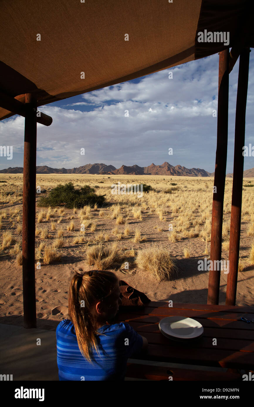 Blick auf Berge von permanenten Zelt im Desert Camp, Sesriem, Namib-Wüste, Namibia, Afrika Stockfoto