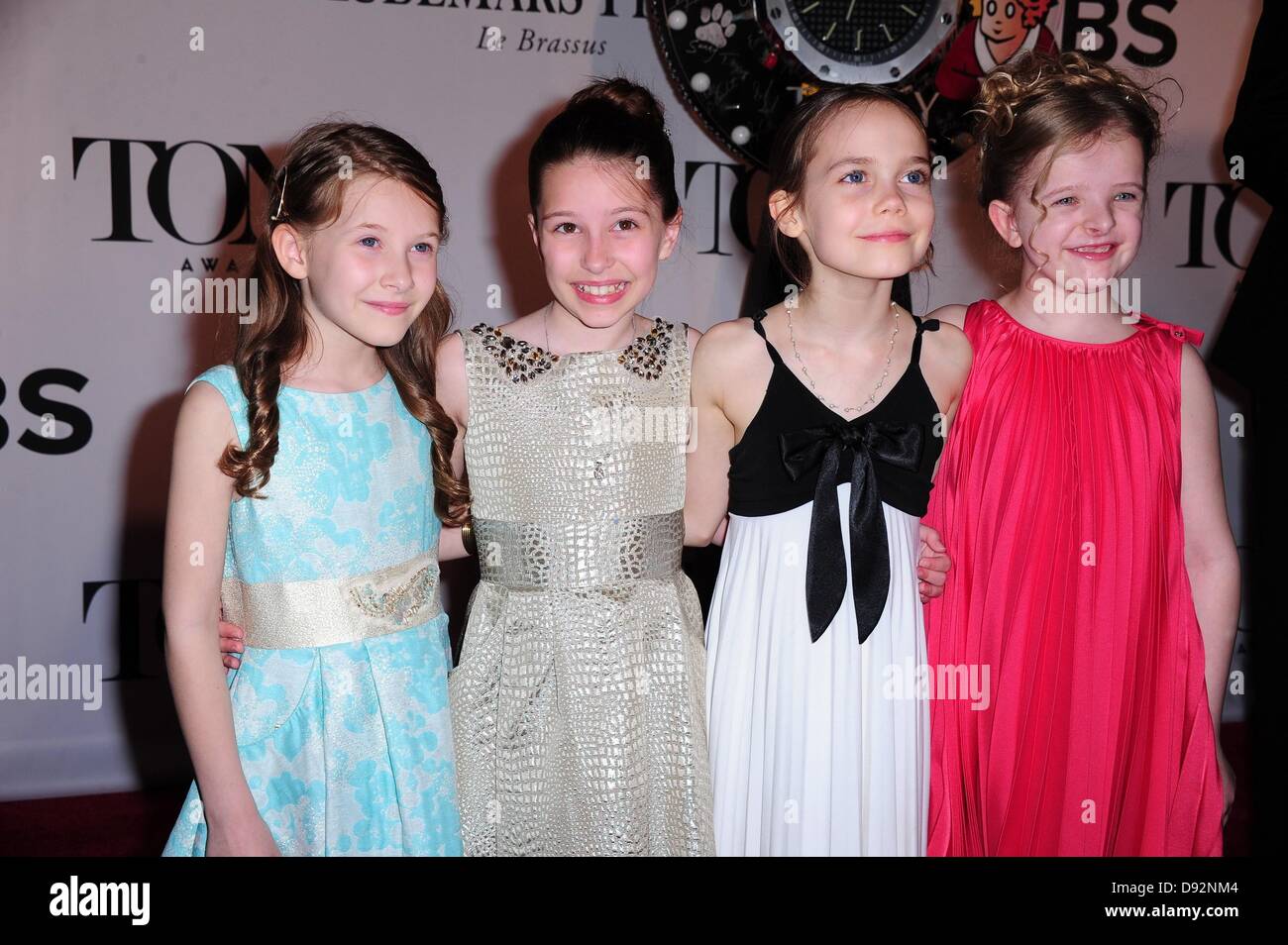 New York, USA. 9. Juni 2013. Sophia Gennusa, Bailey fühlt, Oona Laurence, Milly Shapiro, der "Matilda das Musical" im Ankunftsbereich für die 67. Annual Tony Awards - Teil2, Radio City Music Hall, New York, NY 9. Juni 2013. Foto von: Gregorio T. Binuya/Everett Collection/Alamy Live-Nachrichten Stockfoto